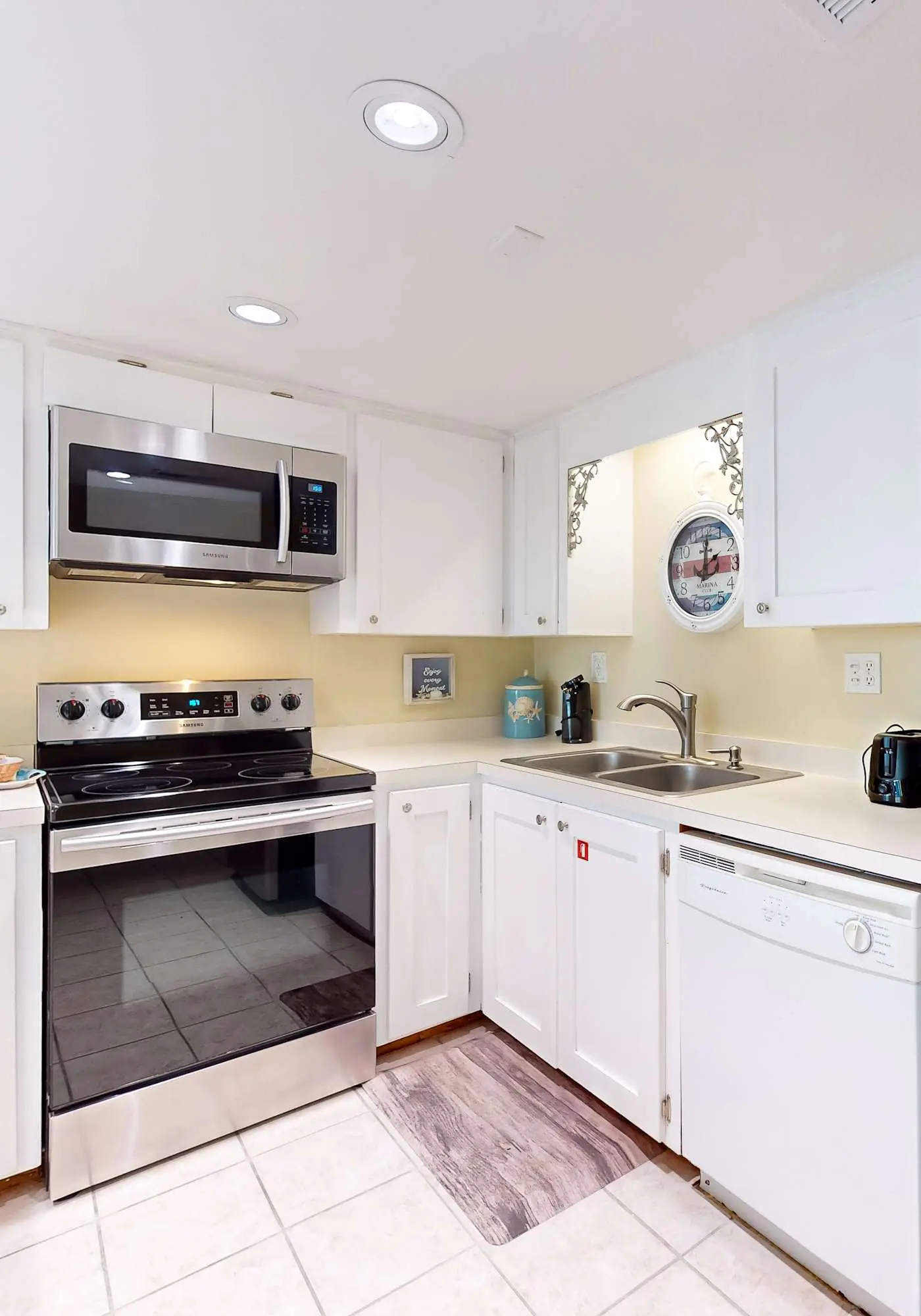 6th-floor condo with pool, central A/C, free WiFi, balcony, & views