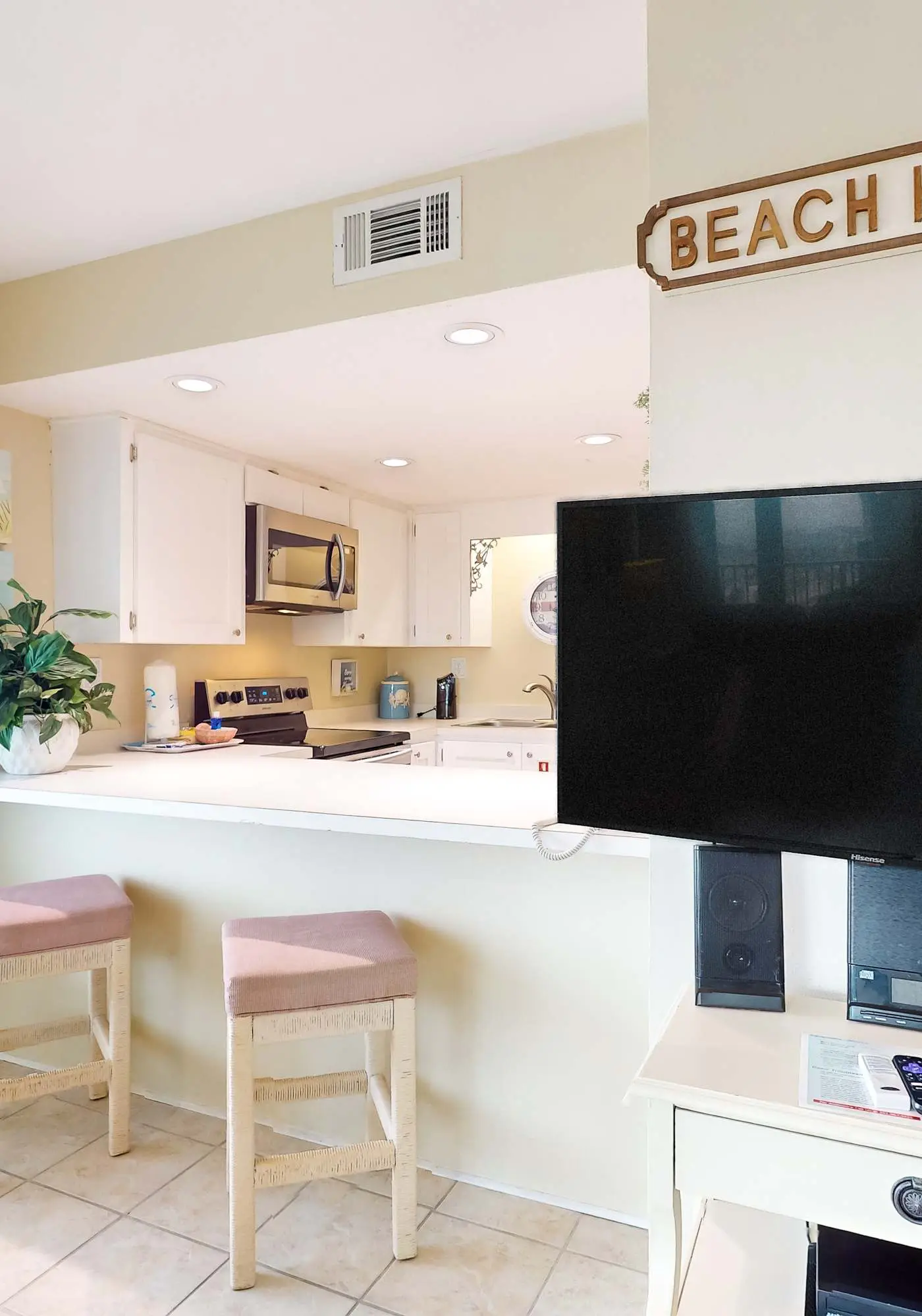 6th-floor condo with pool, central A/C, free WiFi, balcony, & views