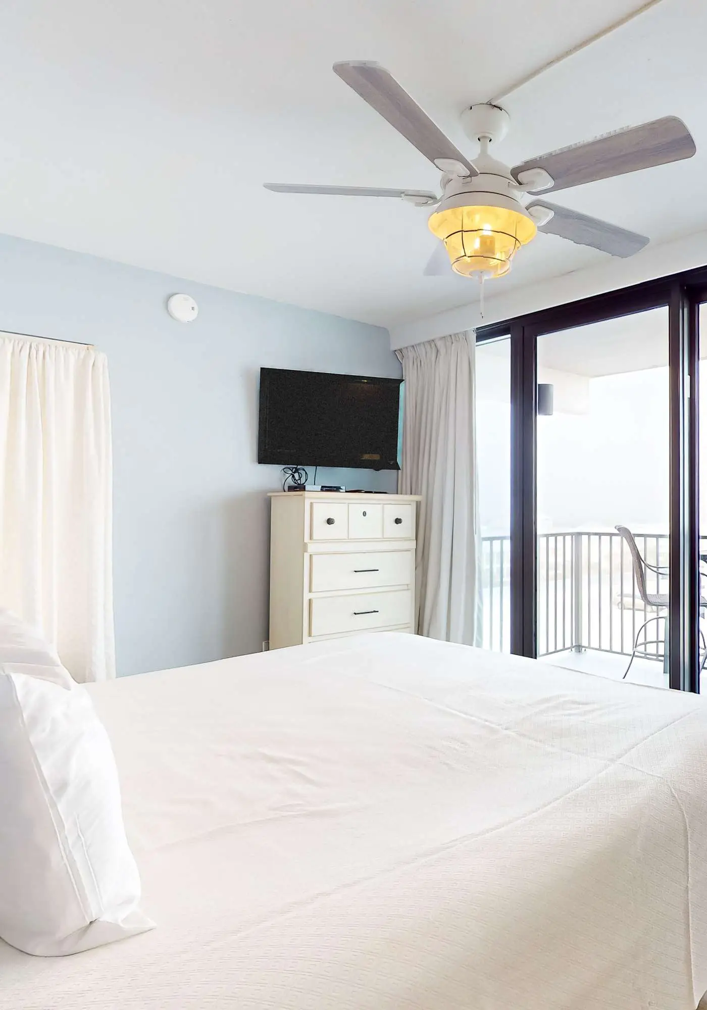 6th-floor condo with pool, central A/C, free WiFi, balcony, & views