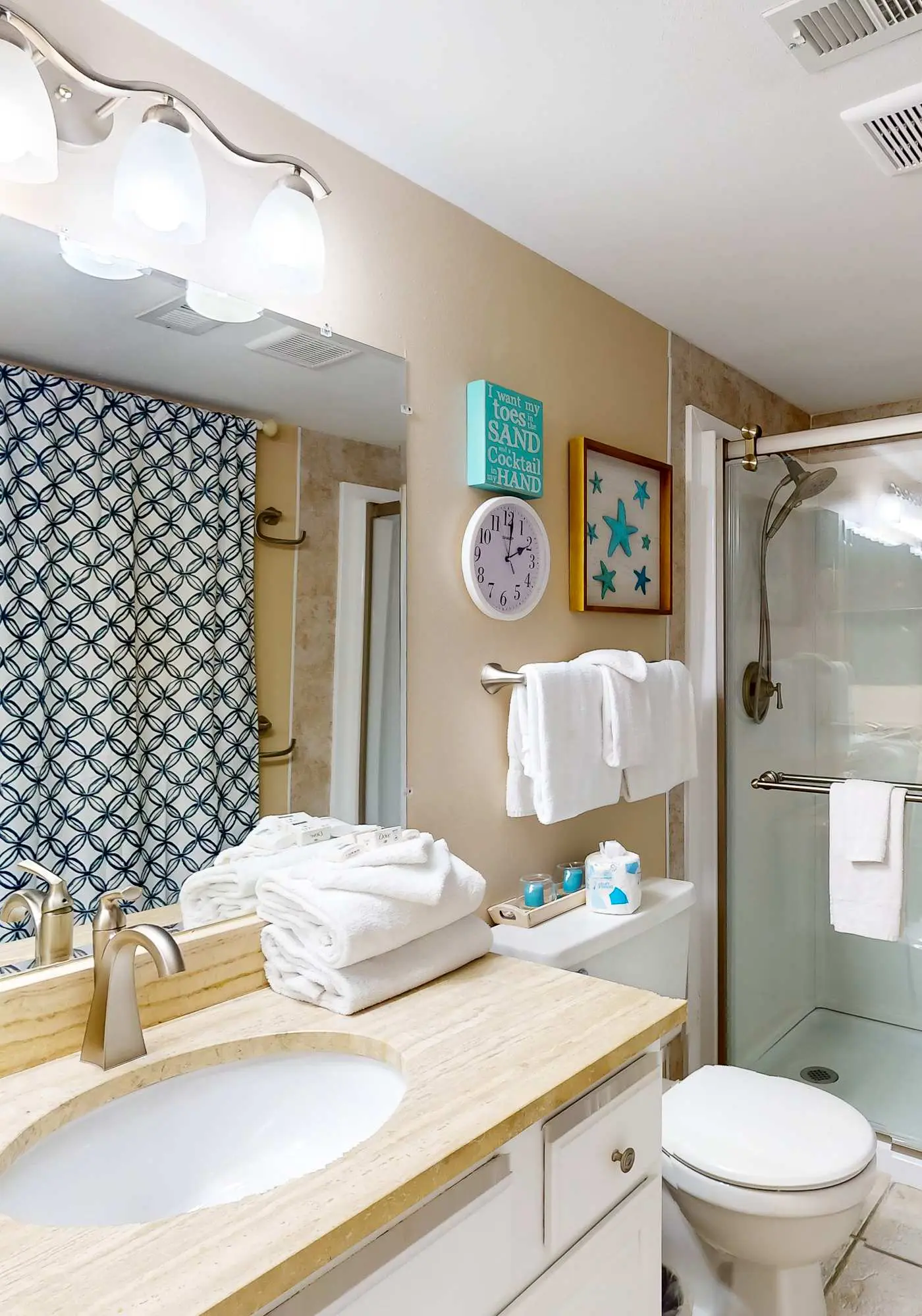 6th-floor condo with pool, central A/C, free WiFi, balcony, & views
