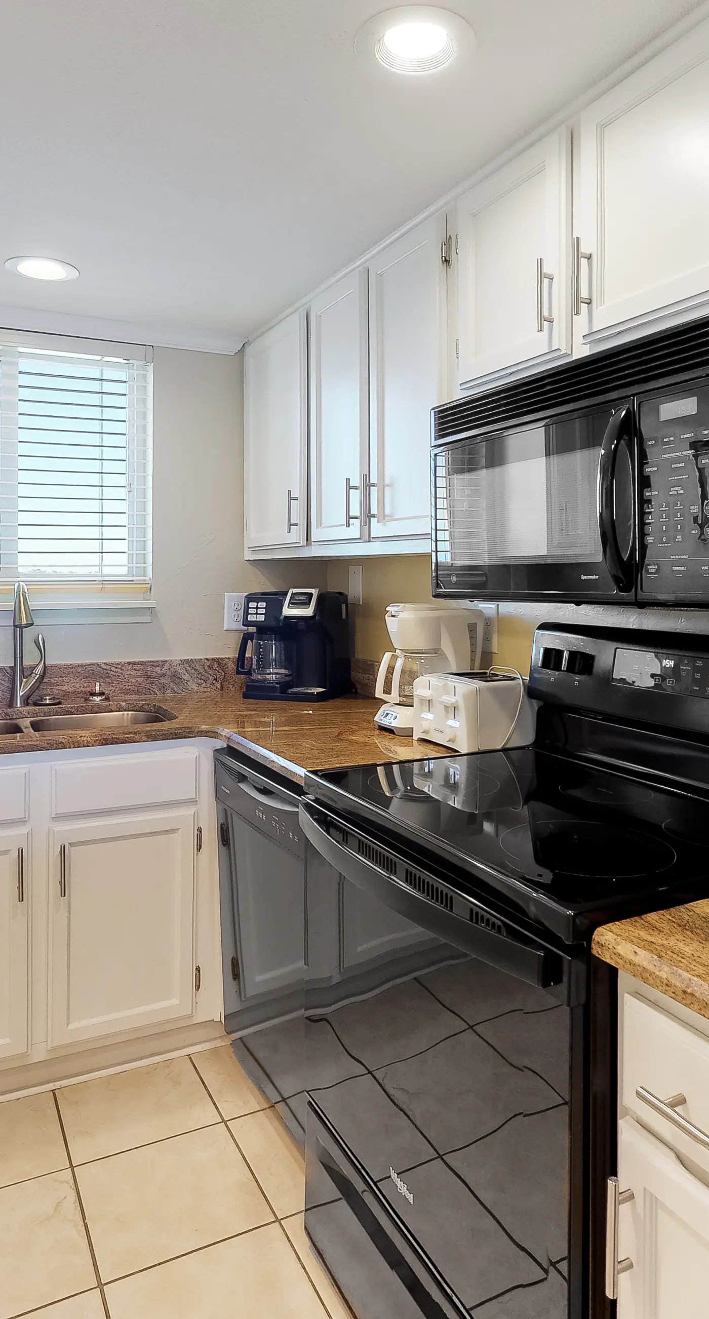 Gulf-Front 4th-Floor Condo with Shared Outdoor Pool, CentralAC, Private Balcony