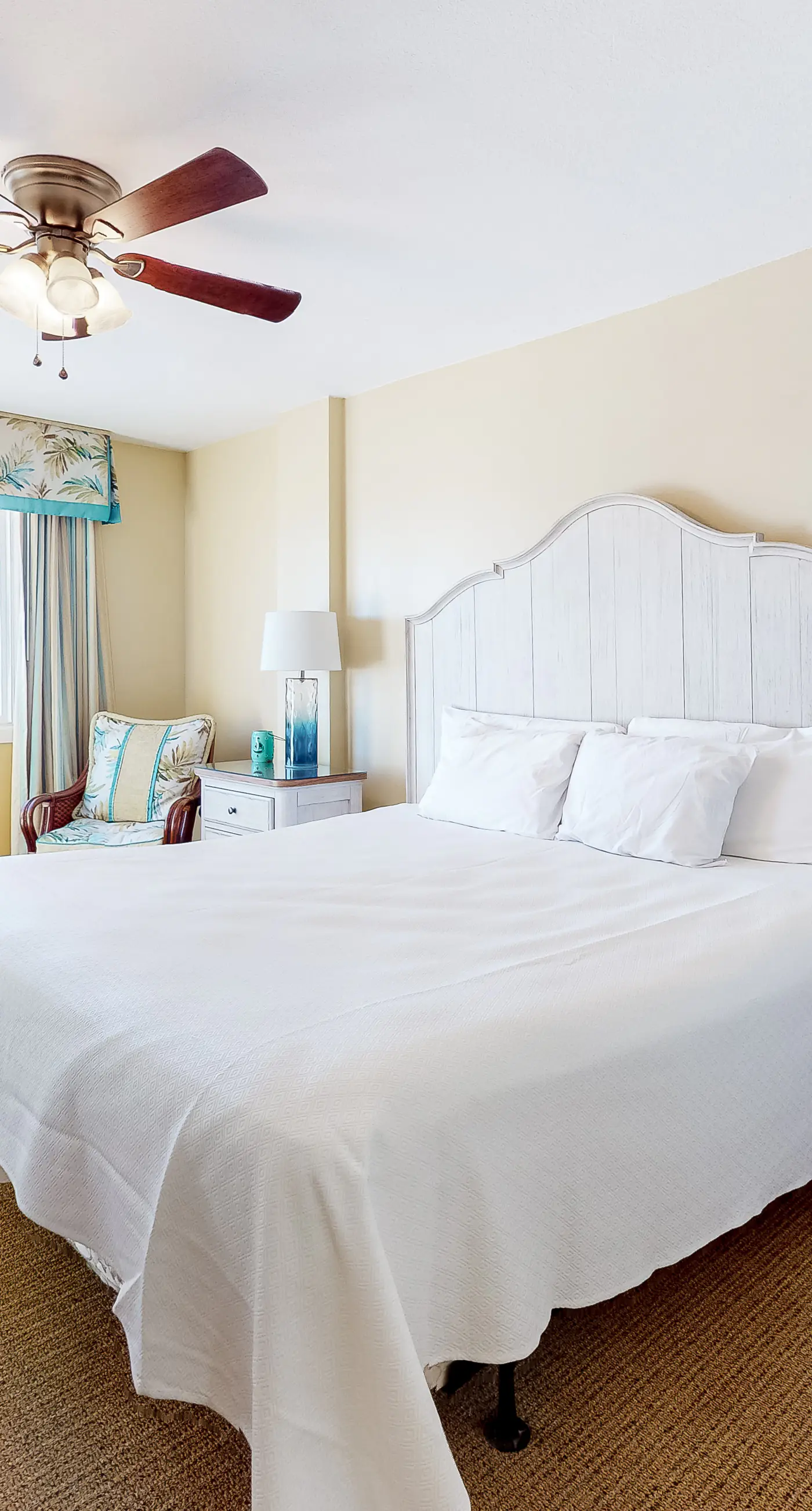 Gulf-Front 4th-Floor Condo with Shared Outdoor Pool, CentralAC, Private Balcony