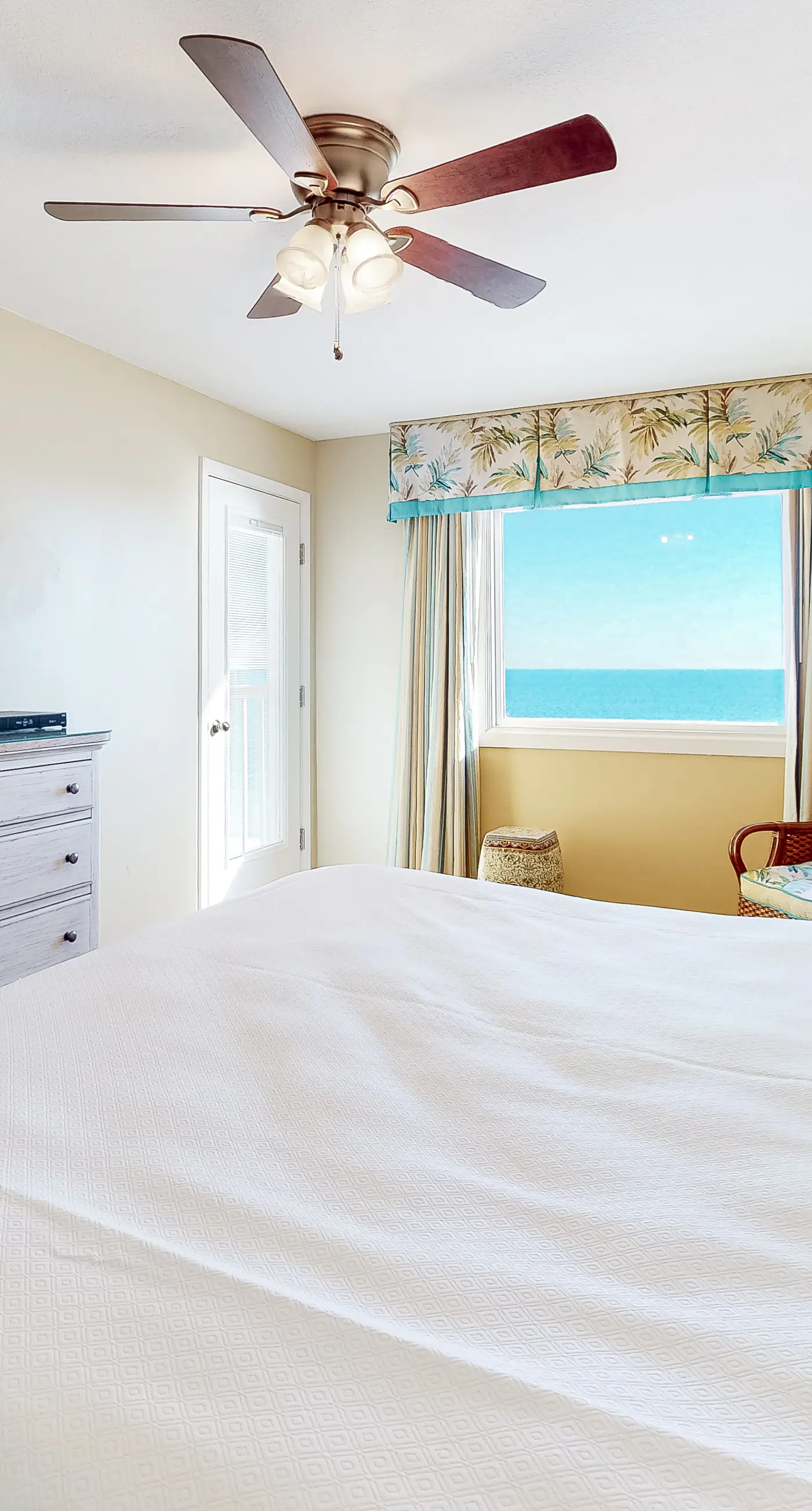 Gulf-Front 4th-Floor Condo with Shared Outdoor Pool, CentralAC, Private Balcony