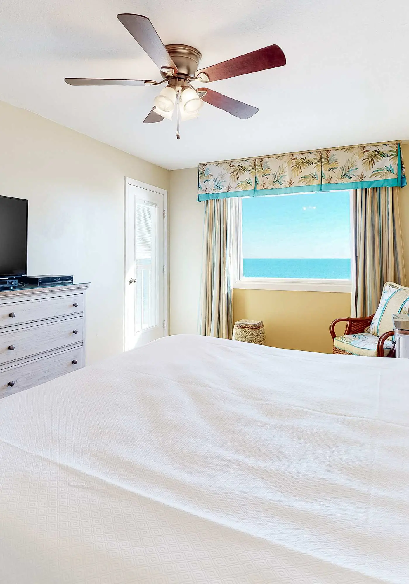 Gulf-Front 4th-Floor Condo with Shared Outdoor Pool, CentralAC, Private Balcony