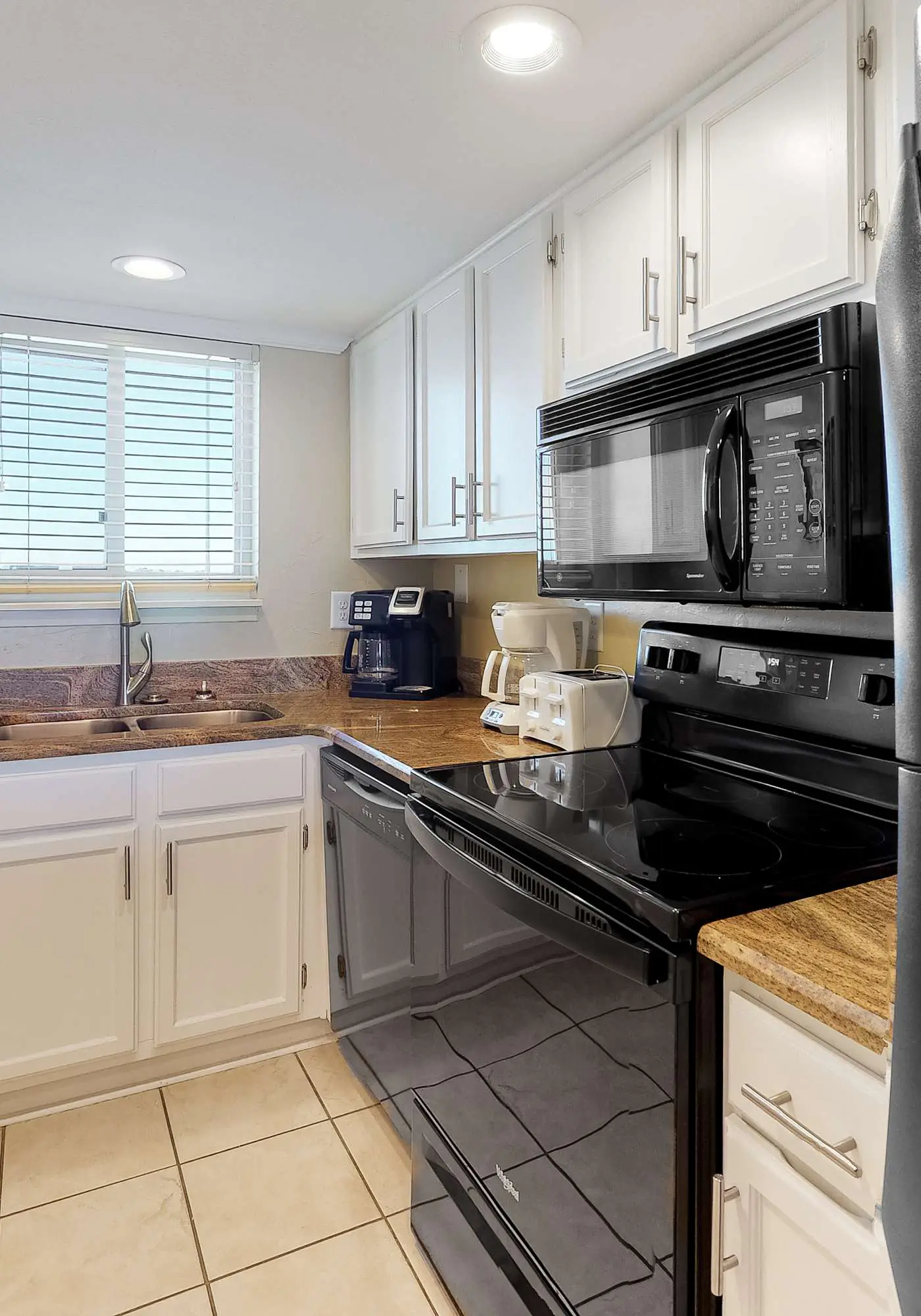 Gulf-Front 4th-Floor Condo with Shared Outdoor Pool, CentralAC, Private Balcony
