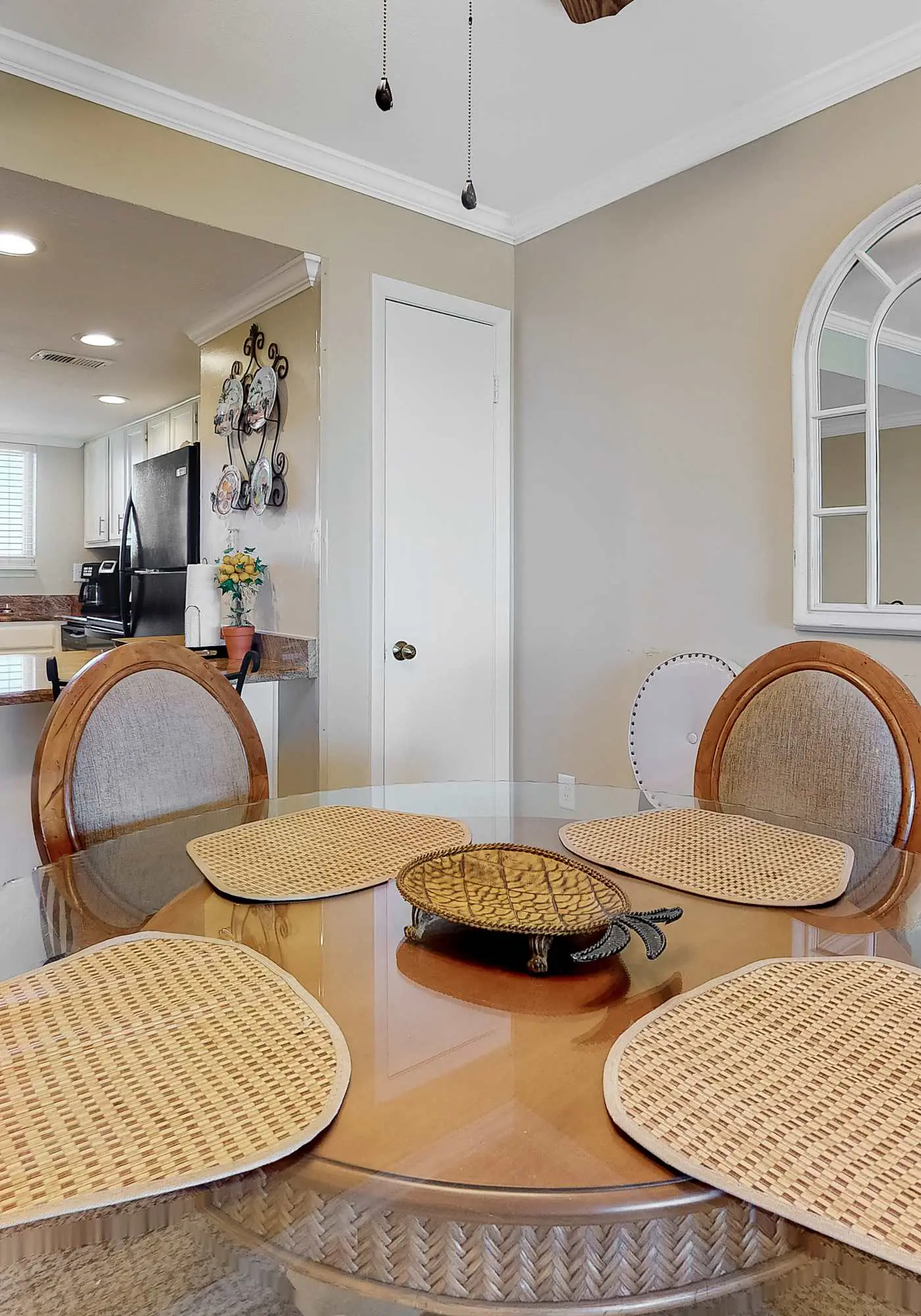 Gulf-Front 4th-Floor Condo with Shared Outdoor Pool, CentralAC, Private Balcony