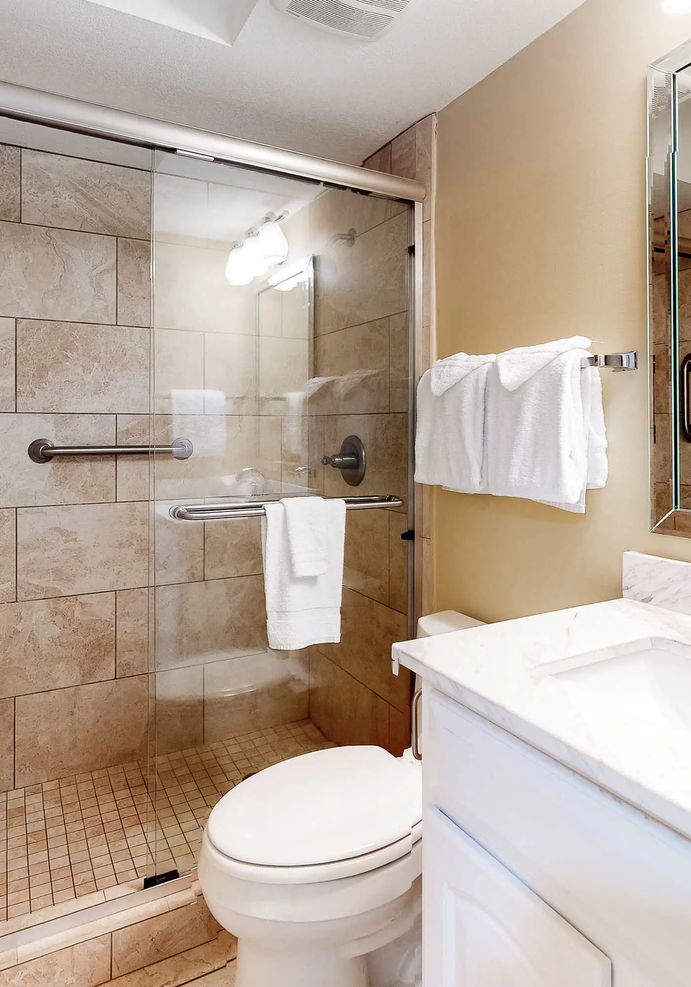 Gulf-Front 4th-Floor Condo with Shared Outdoor Pool, CentralAC, Private Balcony