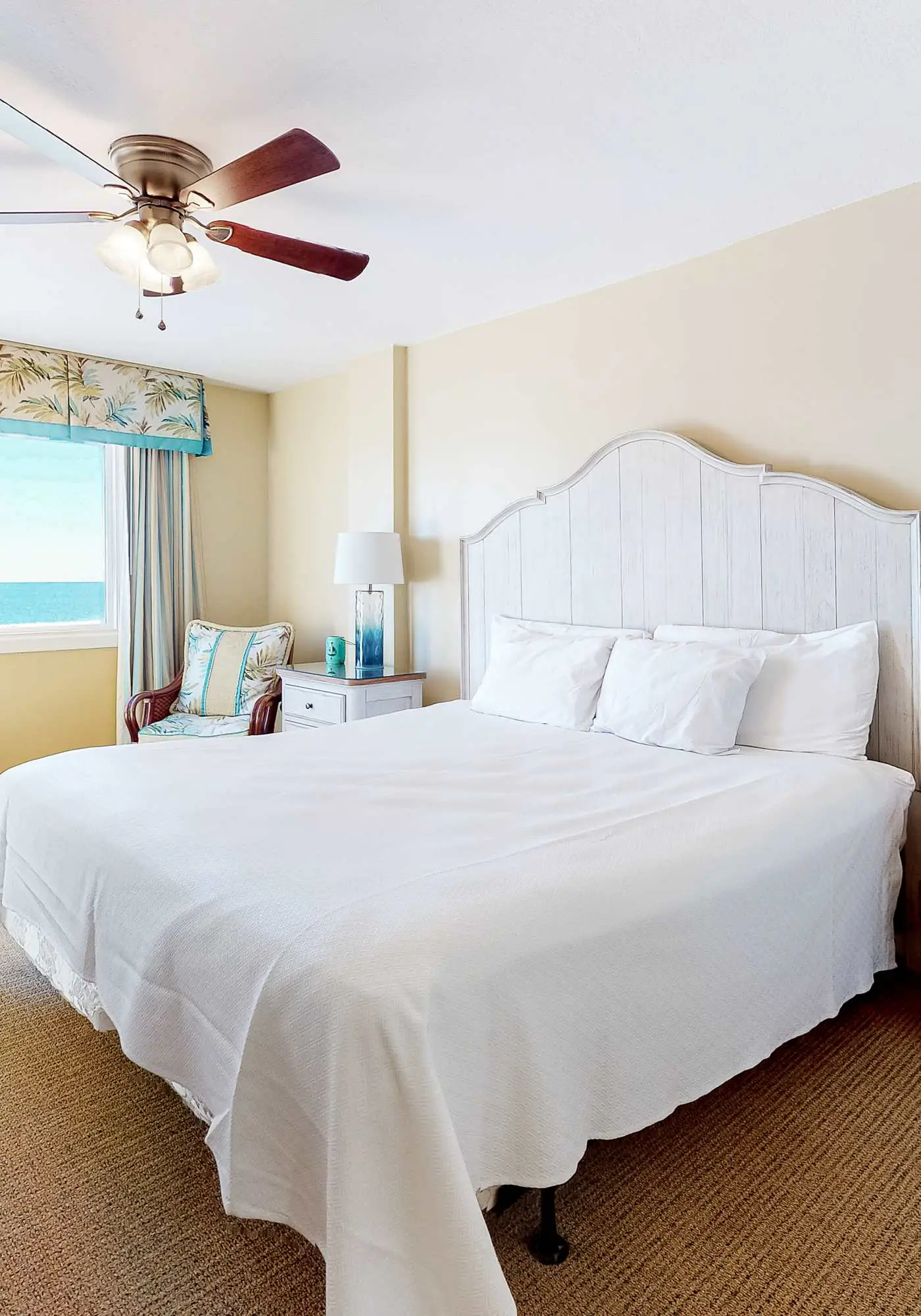 Gulf-Front 4th-Floor Condo with Shared Outdoor Pool, CentralAC, Private Balcony