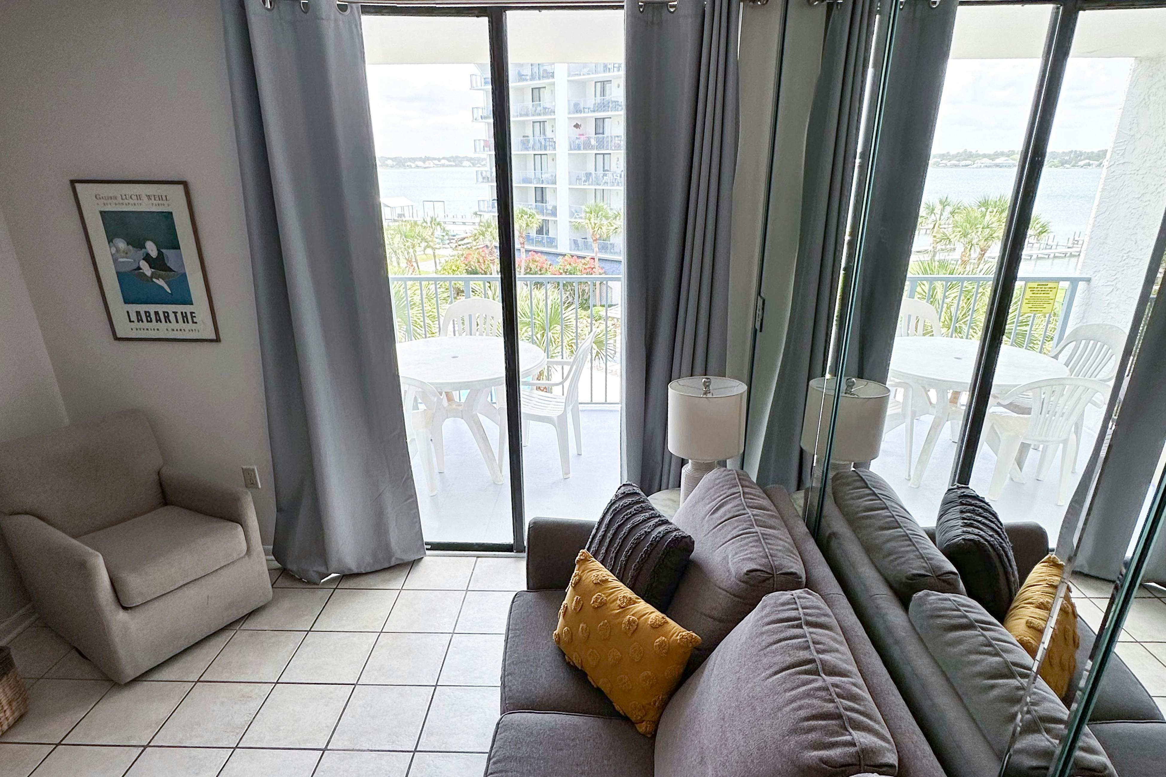 Breezy Condo near the Beach w/Balcony, A/C, Shared Pool, Tennis, Hot Tub, WiFi