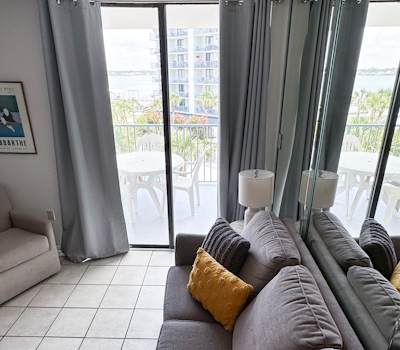 Breezy Condo near the Beach w/Balcony, A/C, Shared Pool, Tennis, Hot Tub, WiFi