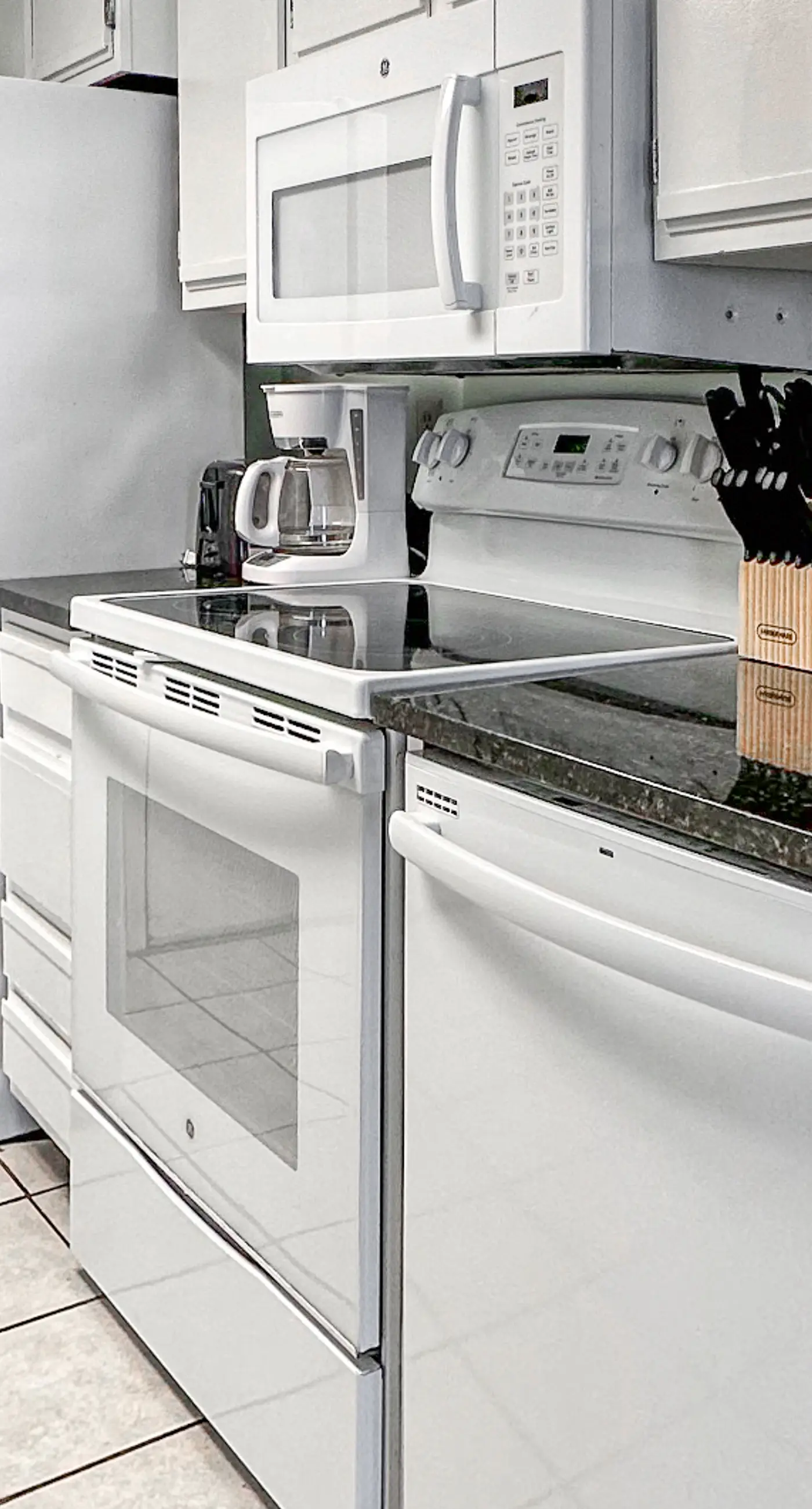 Breezy Condo near the Beach w/Balcony, A/C, Shared Pool, Tennis, Hot Tub, WiFi