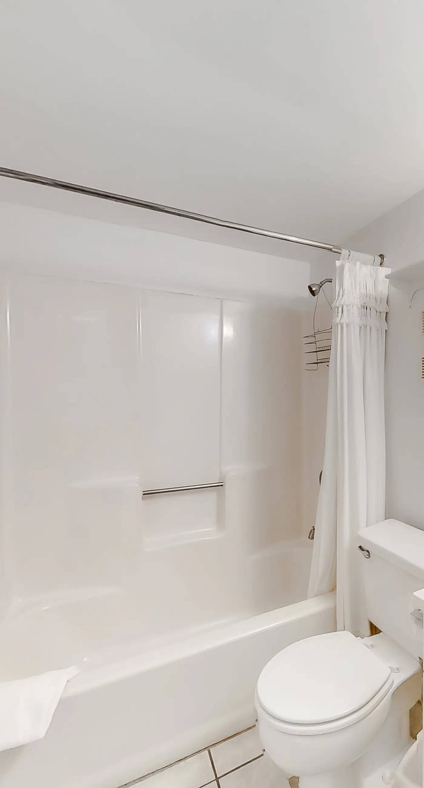 Breezy Condo near the Beach w/Balcony, A/C, Shared Pool, Tennis, Hot Tub, WiFi