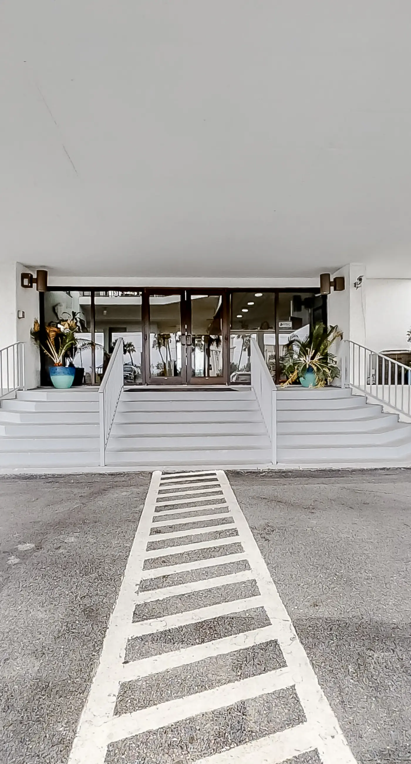 Breezy Condo near the Beach w/Balcony, A/C, Shared Pool, Tennis, Hot Tub, WiFi