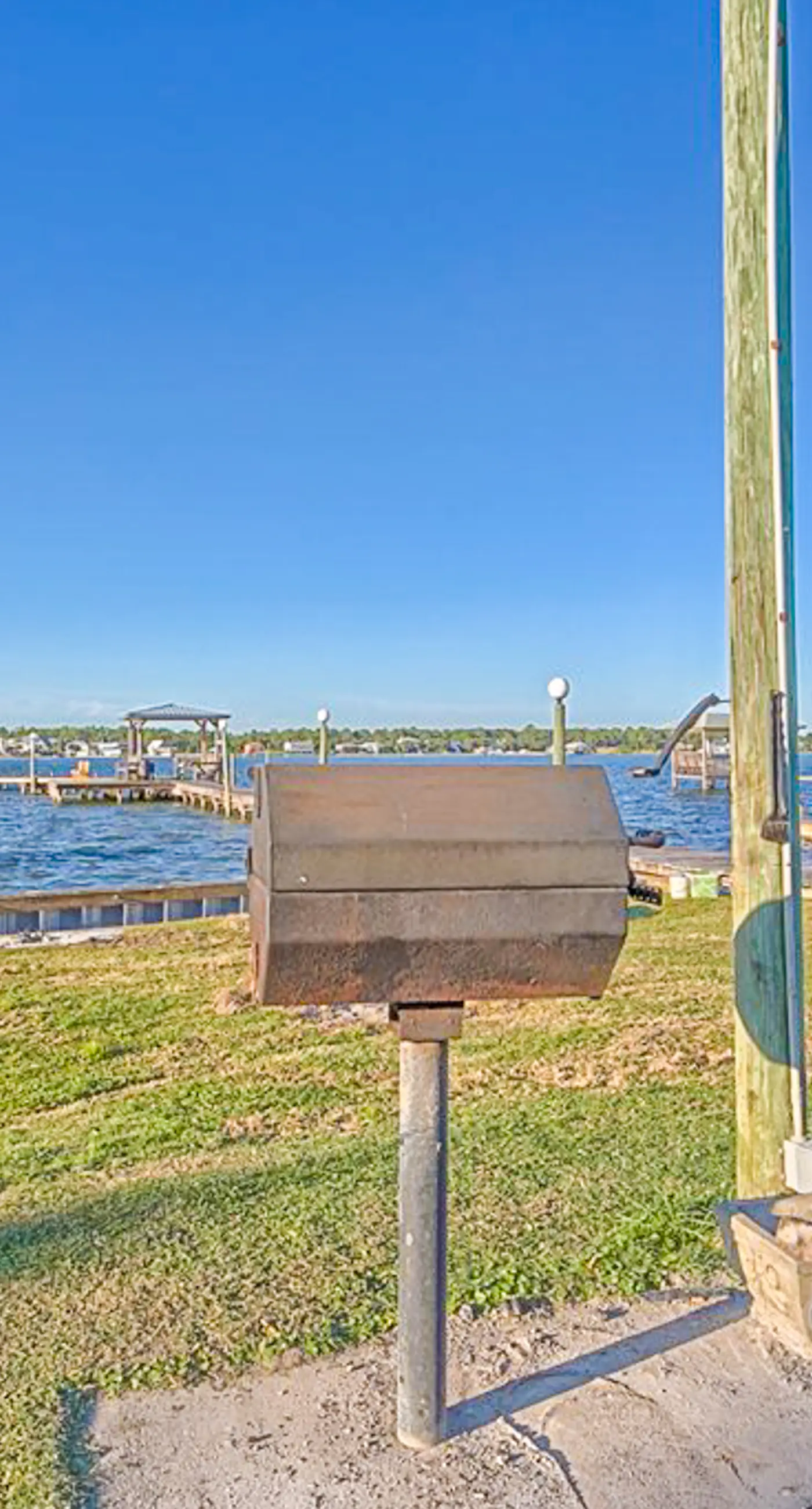 Breezy Condo near the Beach w/Balcony, A/C, Shared Pool, Tennis, Hot Tub, WiFi