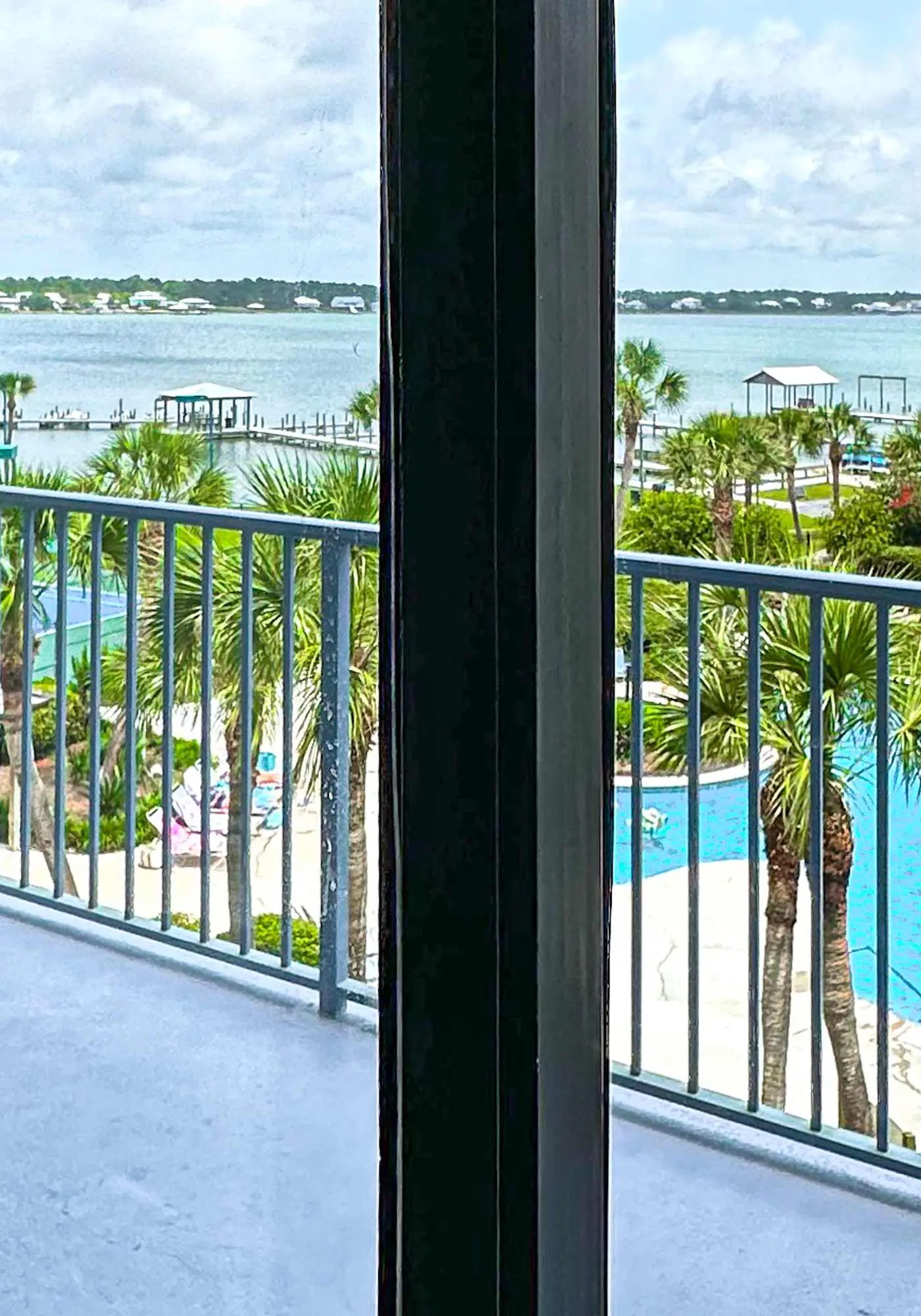 Breezy Condo near the Beach w/Balcony, A/C, Shared Pool, Tennis, Hot Tub, WiFi