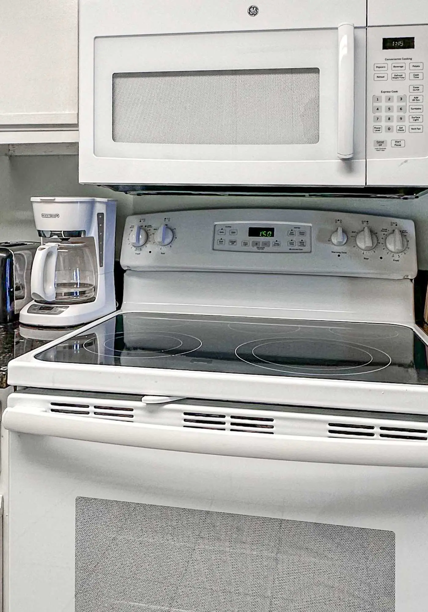 Breezy Condo near the Beach w/Balcony, A/C, Shared Pool, Tennis, Hot Tub, WiFi