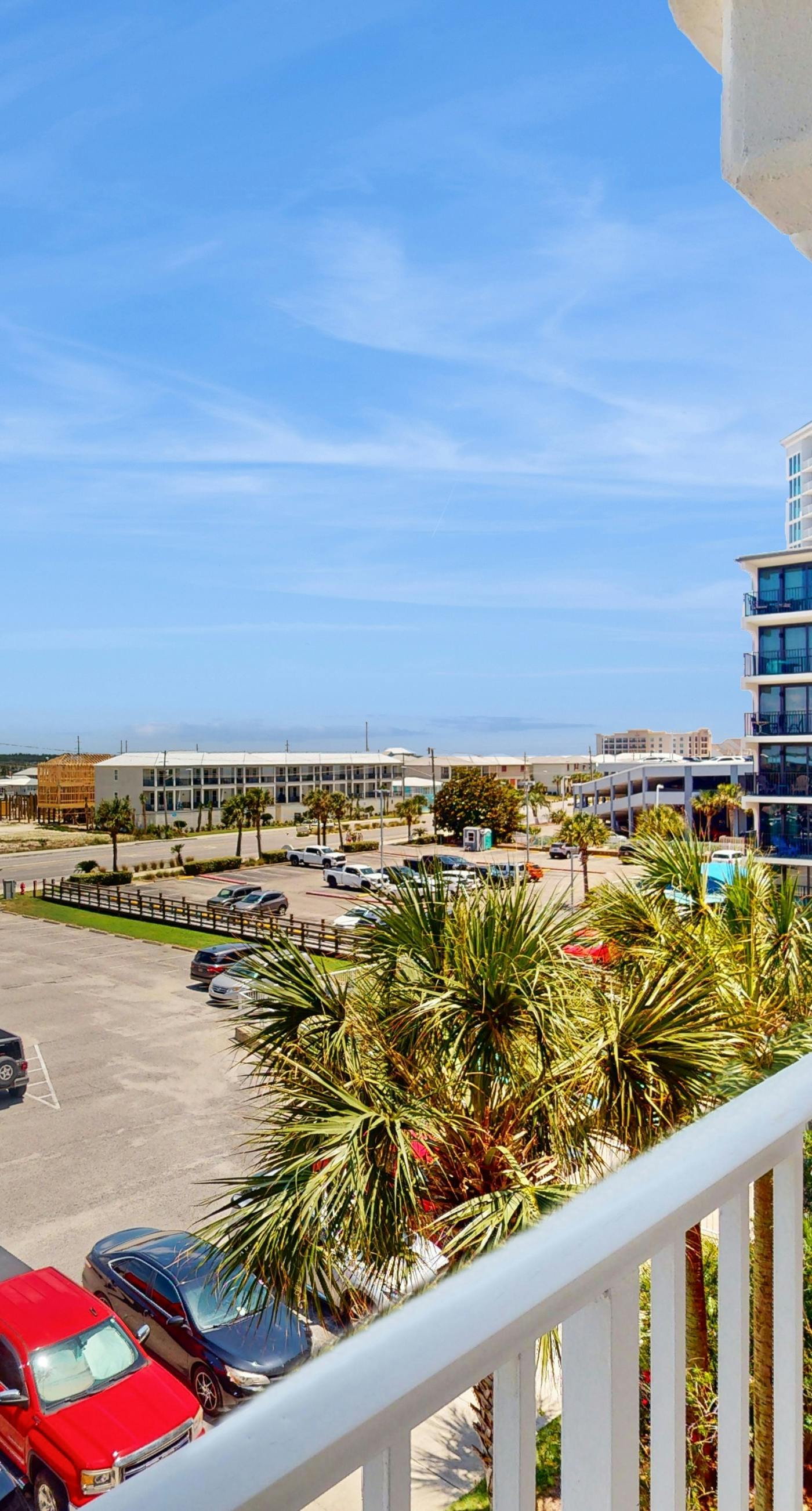 Gulf-Front 4th-Floor Condo w/Shared Outdoor Pool, Central AC, Private Balcony