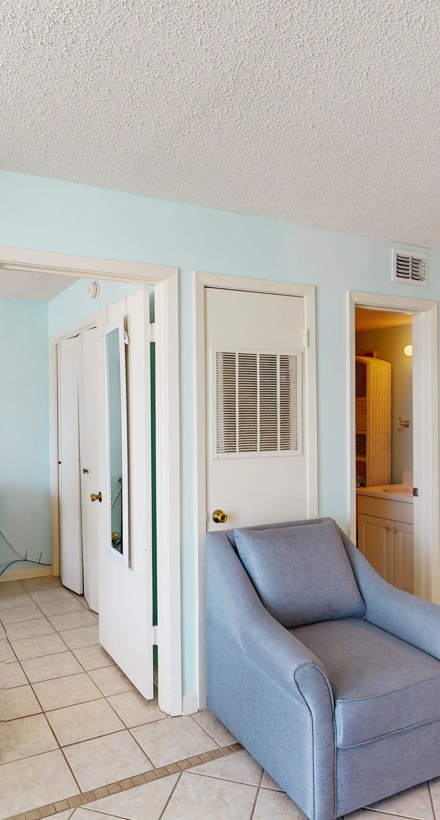 Gulf-Front 4th-Floor Condo w/Shared Outdoor Pool, Central AC, Private Balcony