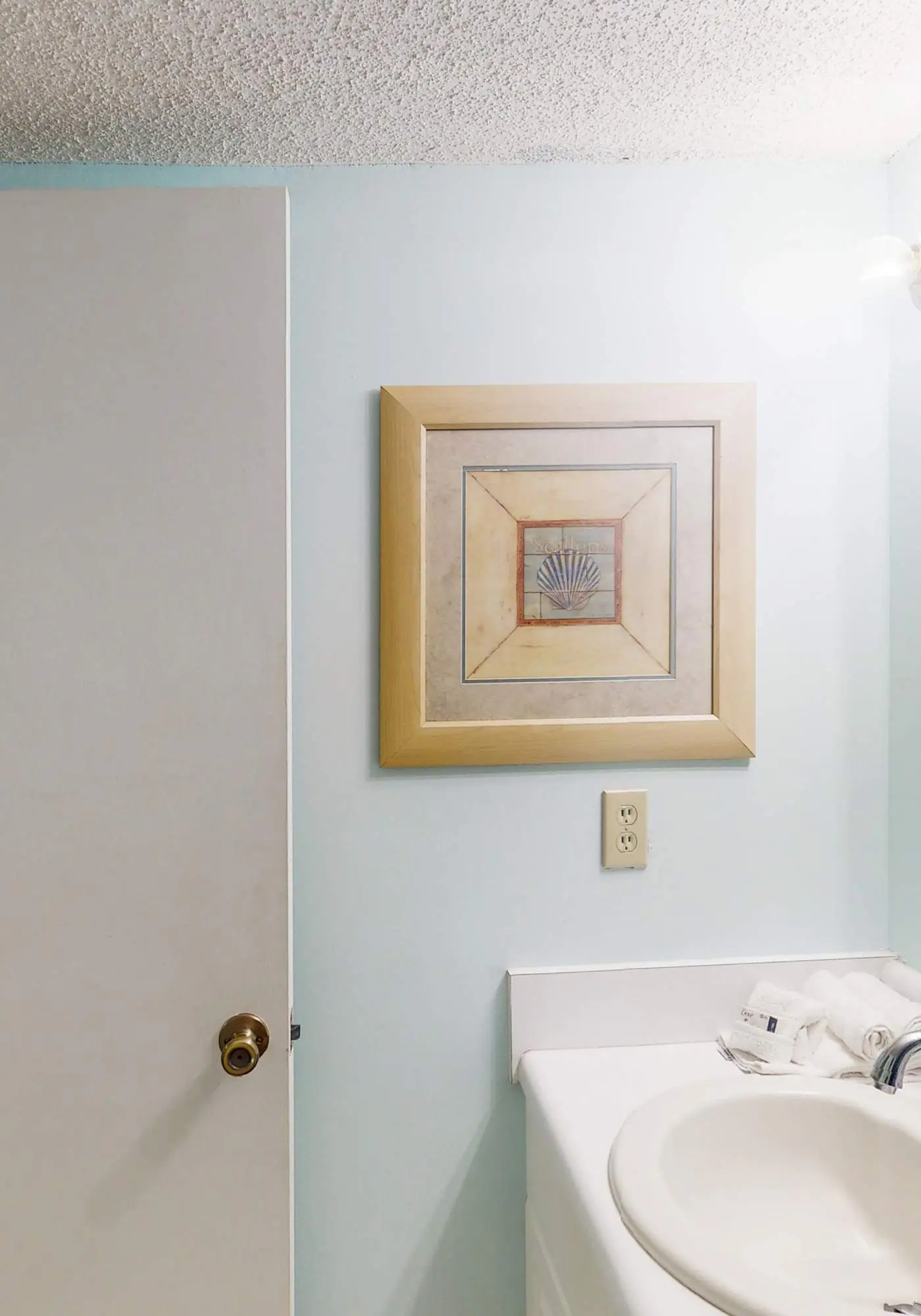 Gulf-Front 4th-Floor Condo w/Shared Outdoor Pool, Central AC, Private Balcony