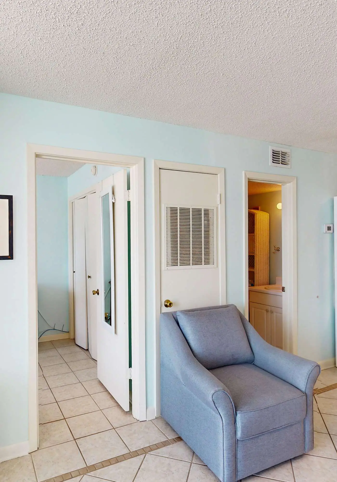 Gulf-Front 4th-Floor Condo w/Shared Outdoor Pool, Central AC, Private Balcony