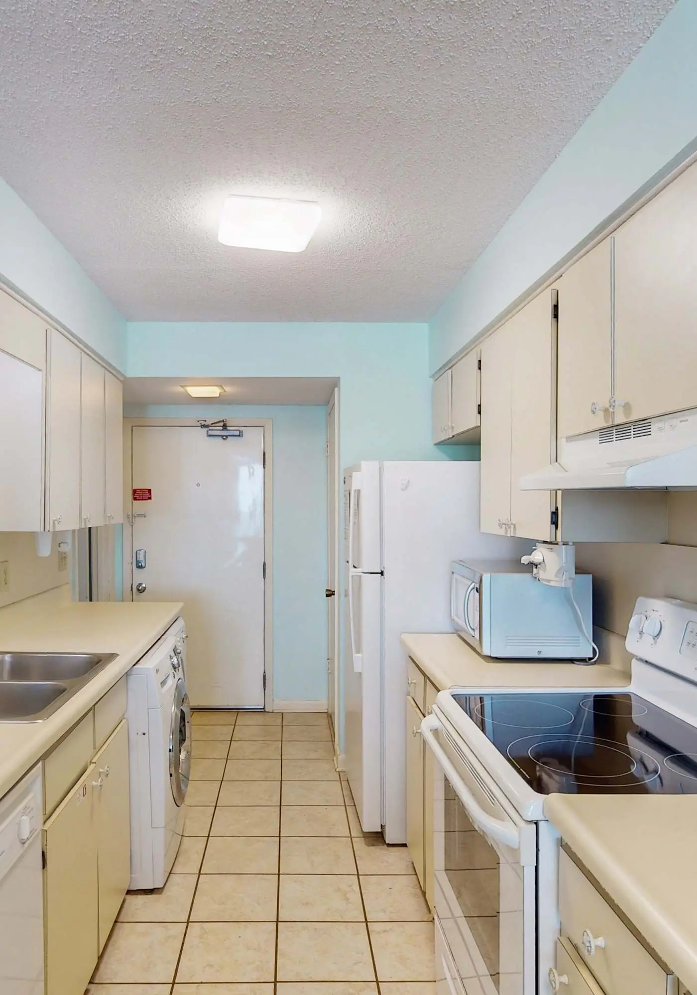 Gulf-Front 4th-Floor Condo w/Shared Outdoor Pool, Central AC, Private Balcony