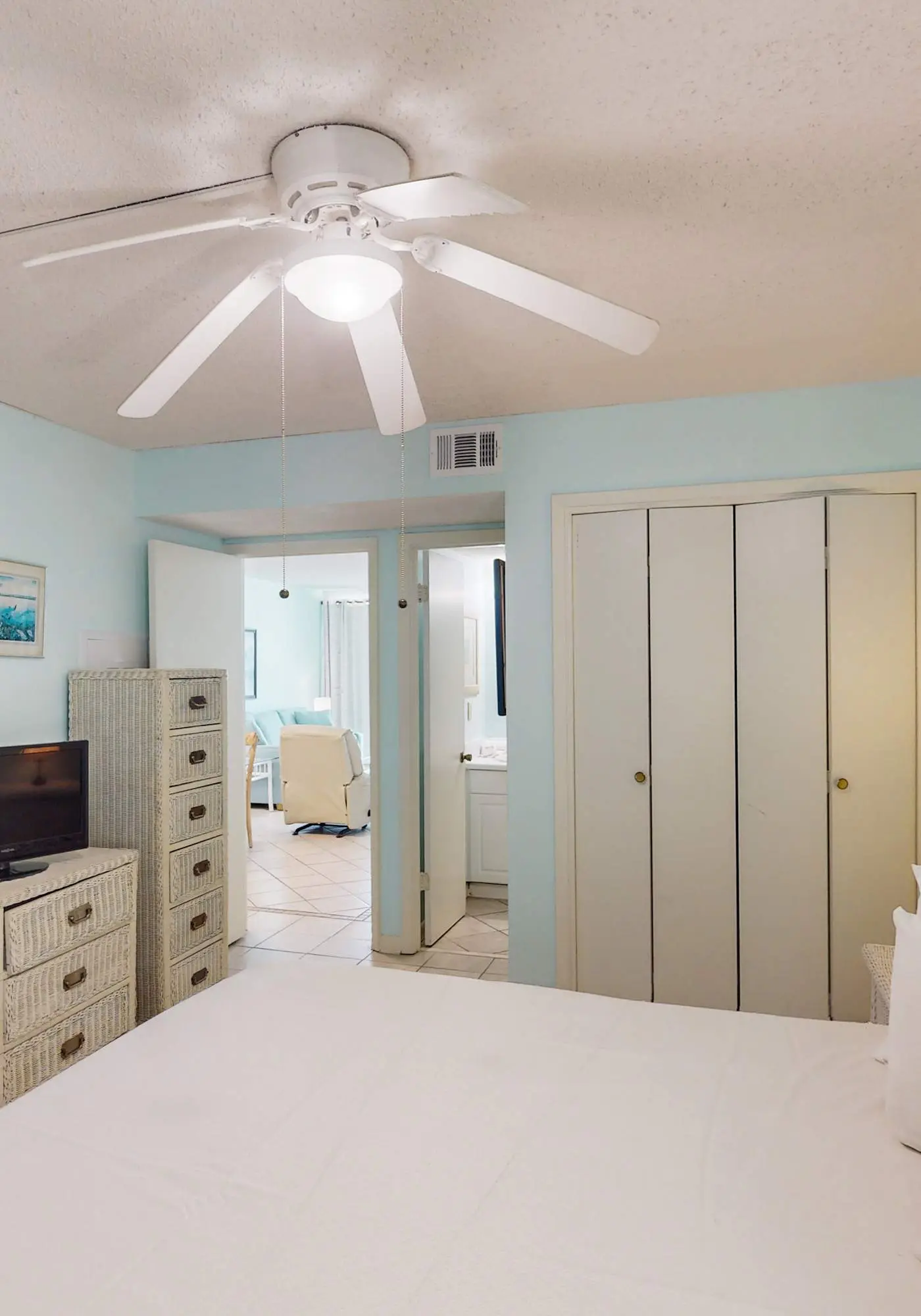 Gulf-Front 4th-Floor Condo w/Shared Outdoor Pool, Central AC, Private Balcony