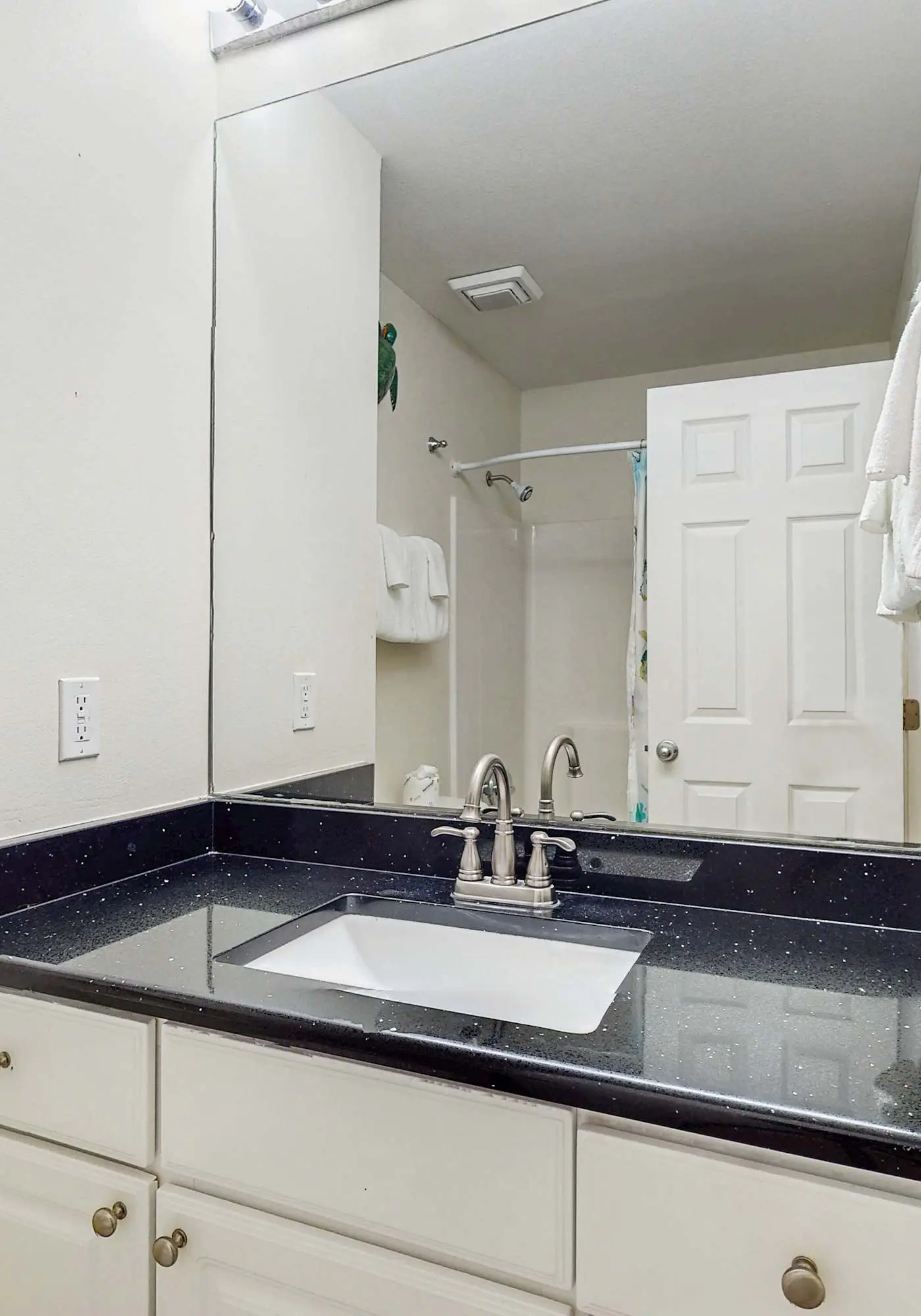Gulf-Front Condo w Great Balcony, Ocean View, AC & Shared Pools, Hot Tubs & Gym
