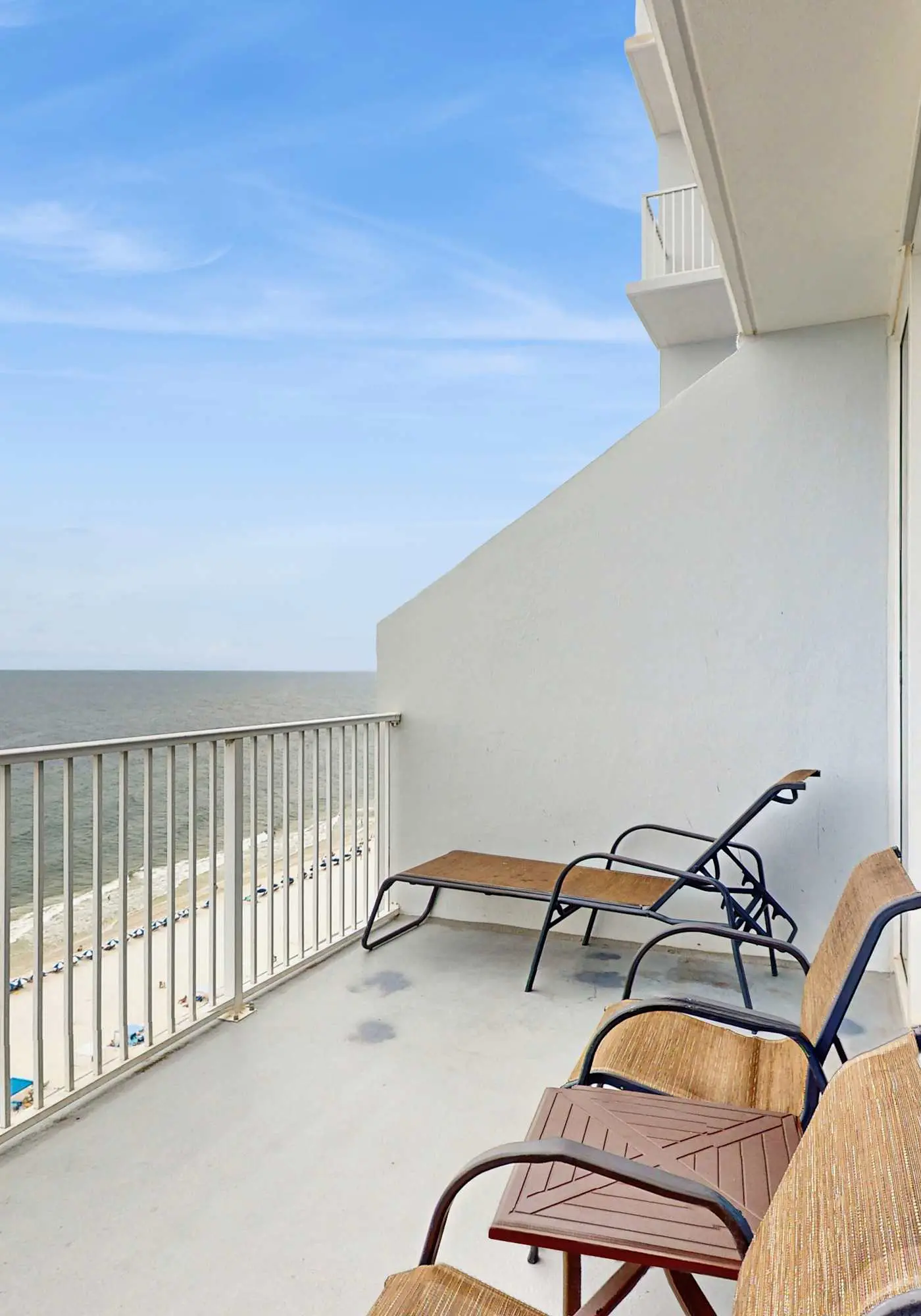 Gulf-Front Condo w Great Balcony, Ocean View, AC & Shared Pools, Hot Tubs & Gym