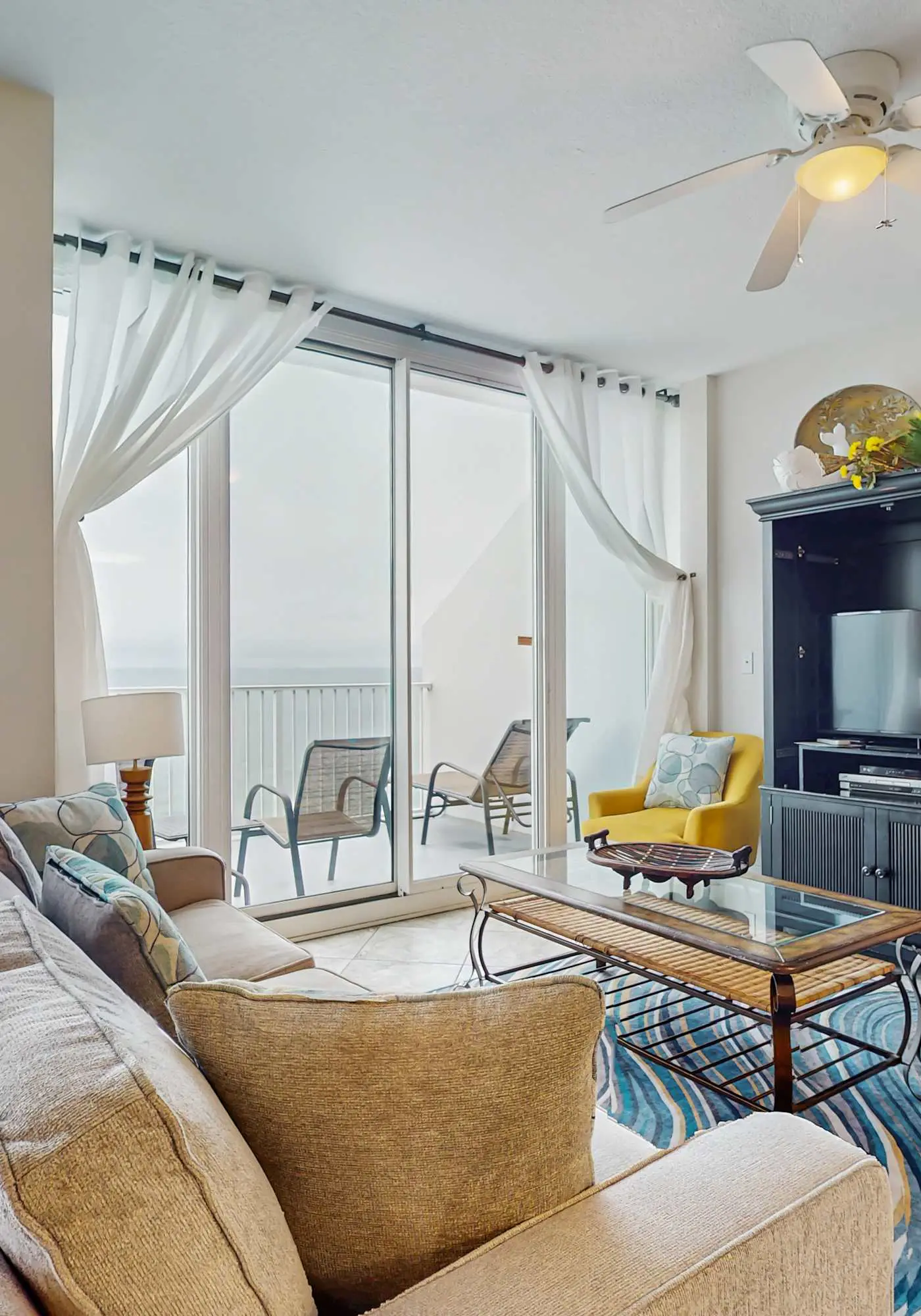 Gulf-Front Condo w Great Balcony, Ocean View, AC & Shared Pools, Hot Tubs & Gym