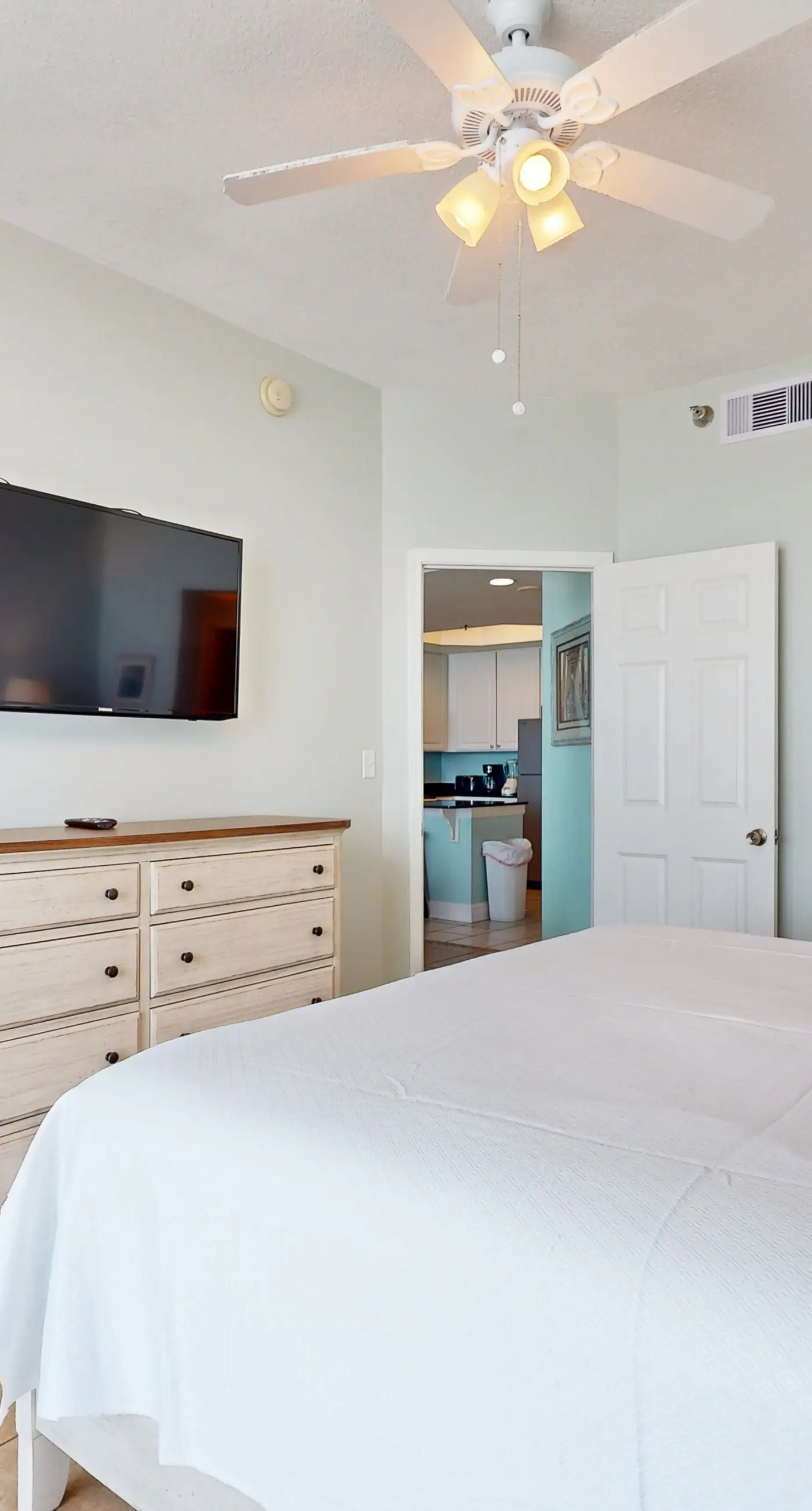 Gulf-Front Condo w/ Big Beach Views, Balcony, WiFi & Shared Pools/Hot Tubs/Gym