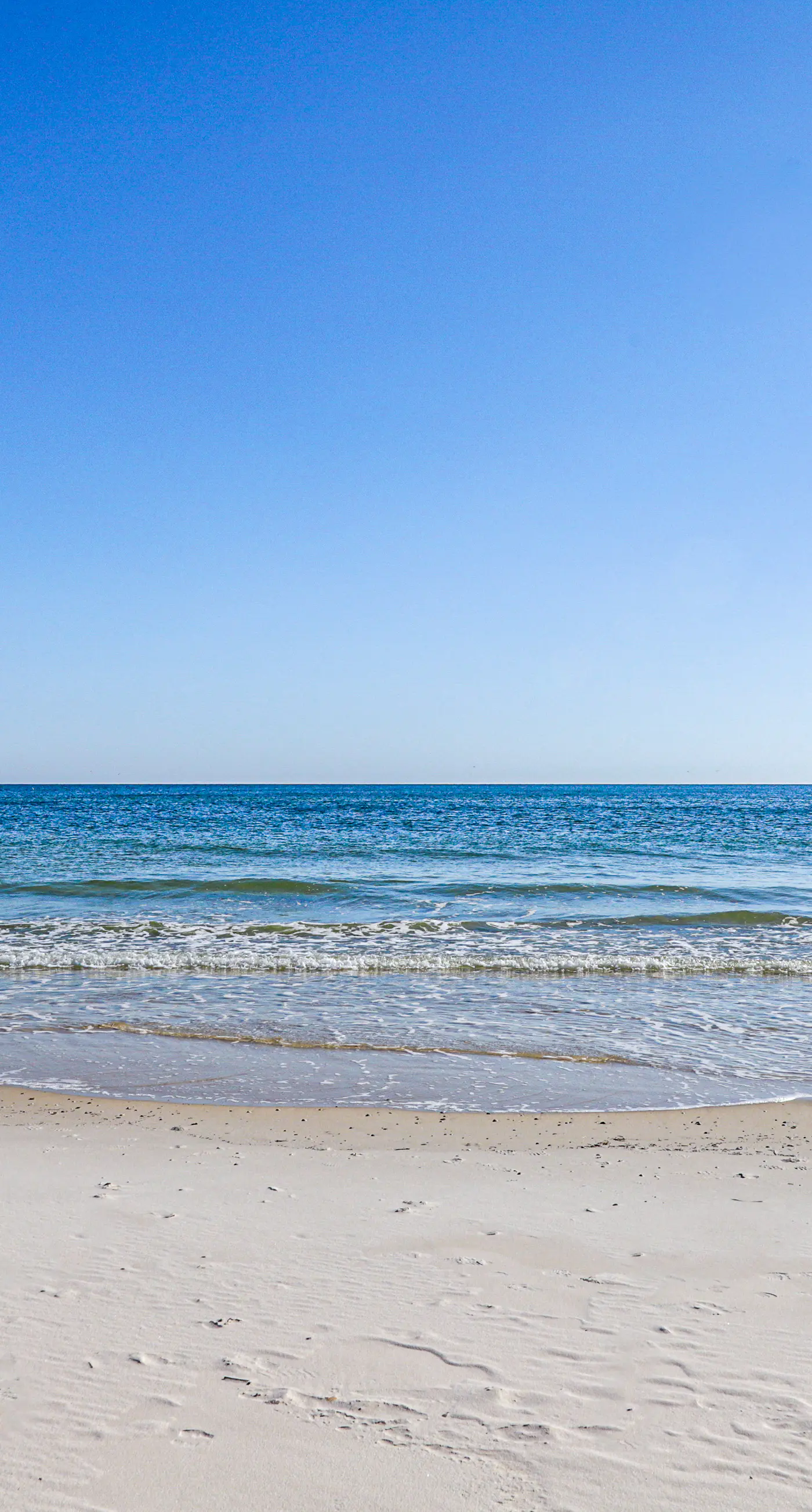 Gulf-Front Condo w/ Big Beach Views, Balcony, WiFi & Shared Pools/Hot Tubs/Gym