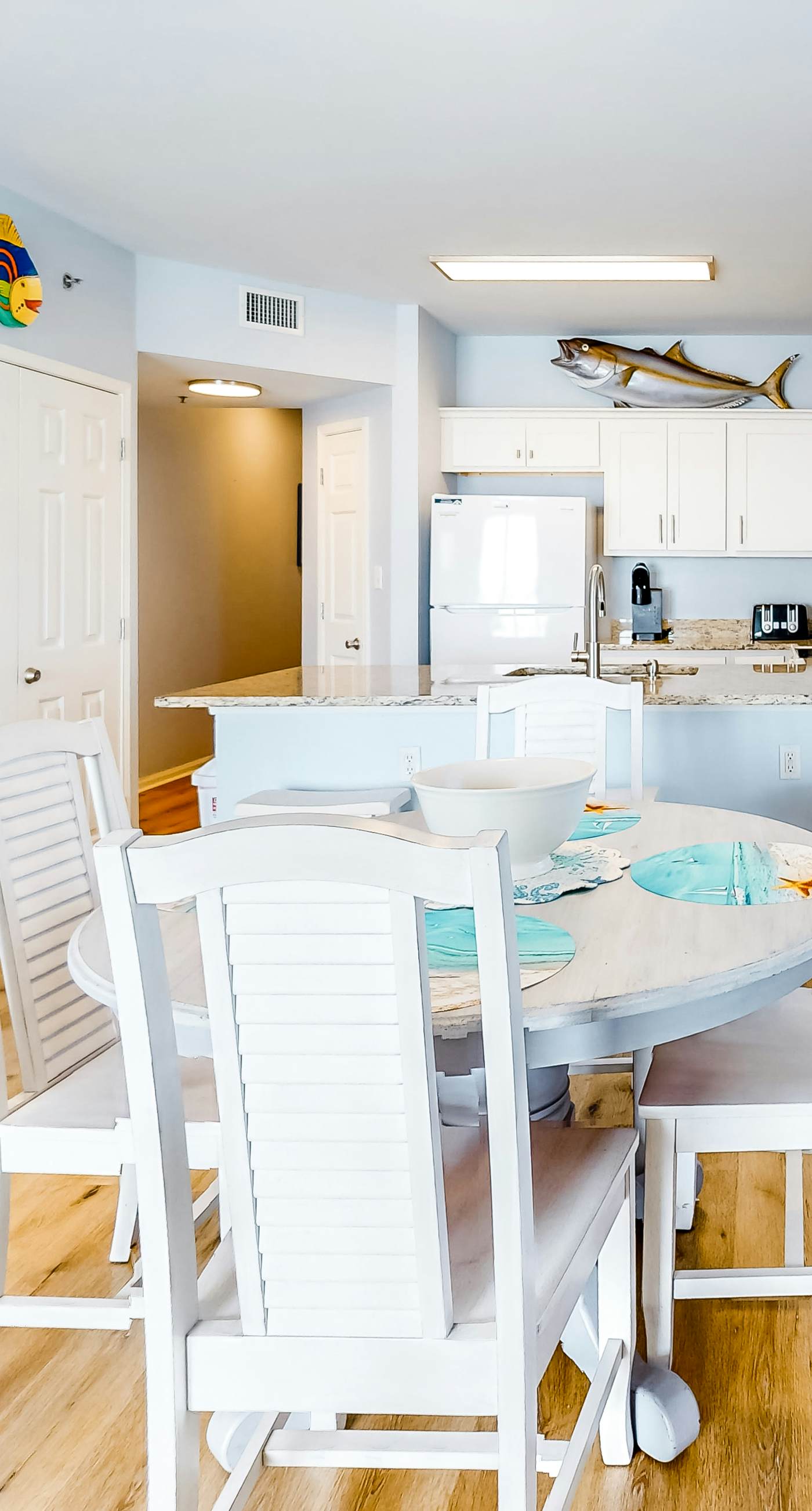 Amazing Condo in Gulf-Front Condo Featuring a Shared Pool, Free WiFi, Central AC