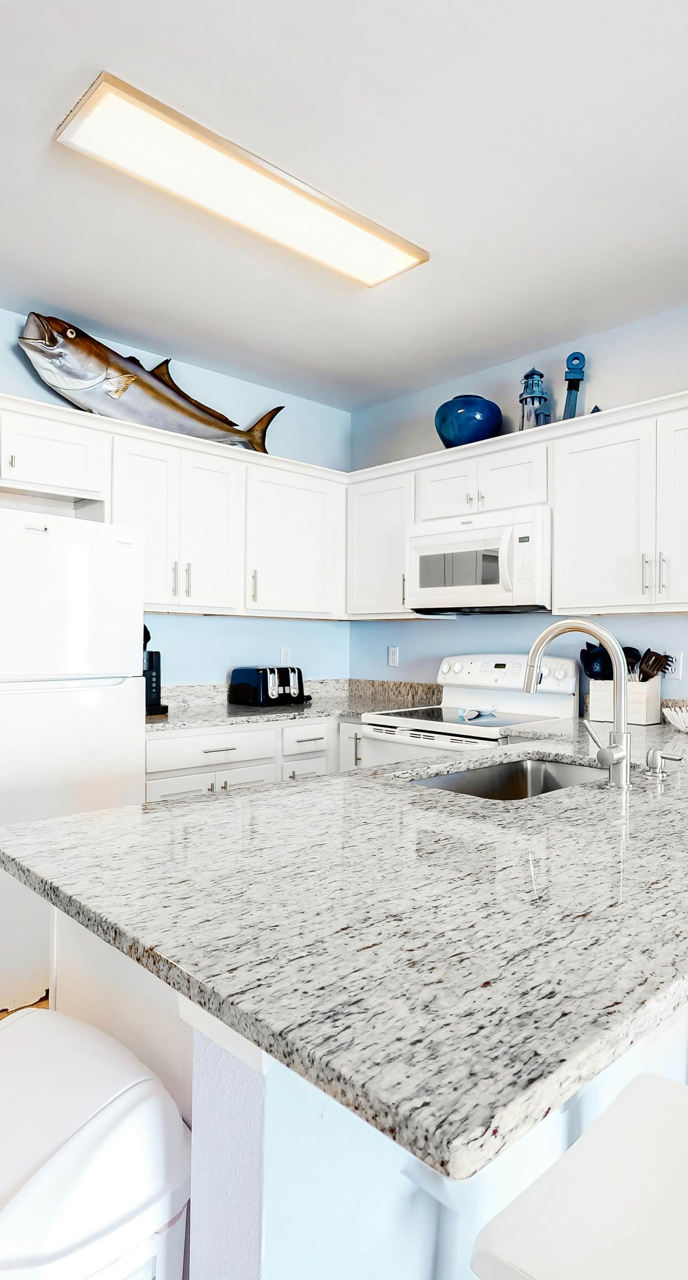 Amazing Condo in Gulf-Front Condo Featuring a Shared Pool, Free WiFi, Central AC