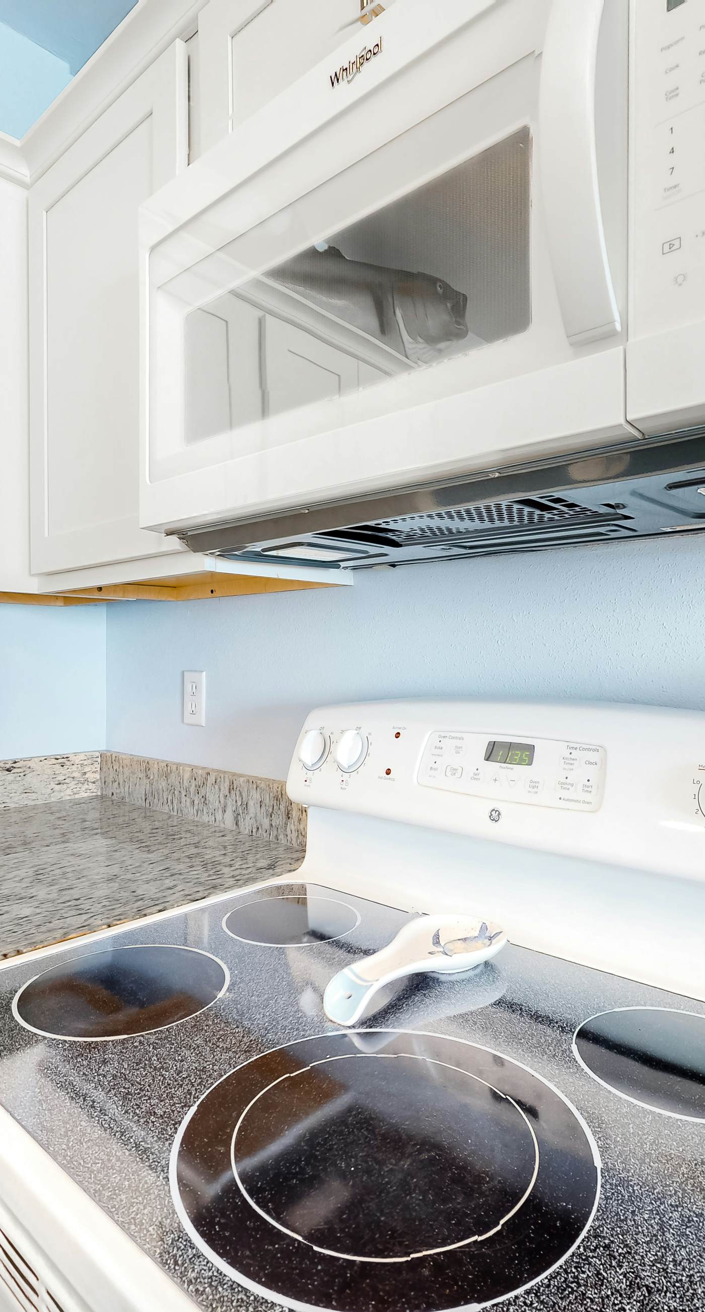 Amazing Condo in Gulf-Front Condo Featuring a Shared Pool, Free WiFi, Central AC