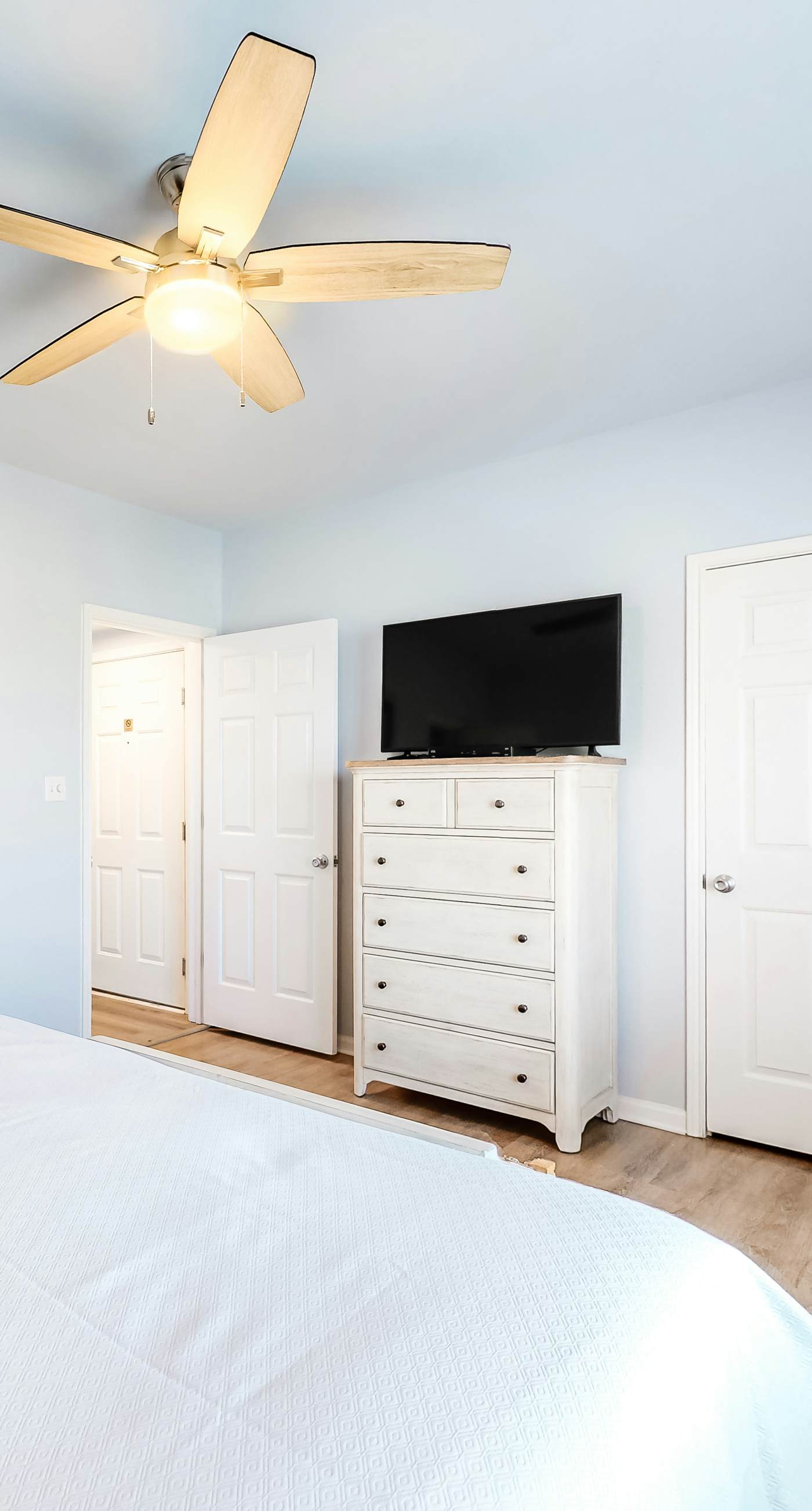 Amazing Condo in Gulf-Front Condo Featuring a Shared Pool, Free WiFi, Central AC