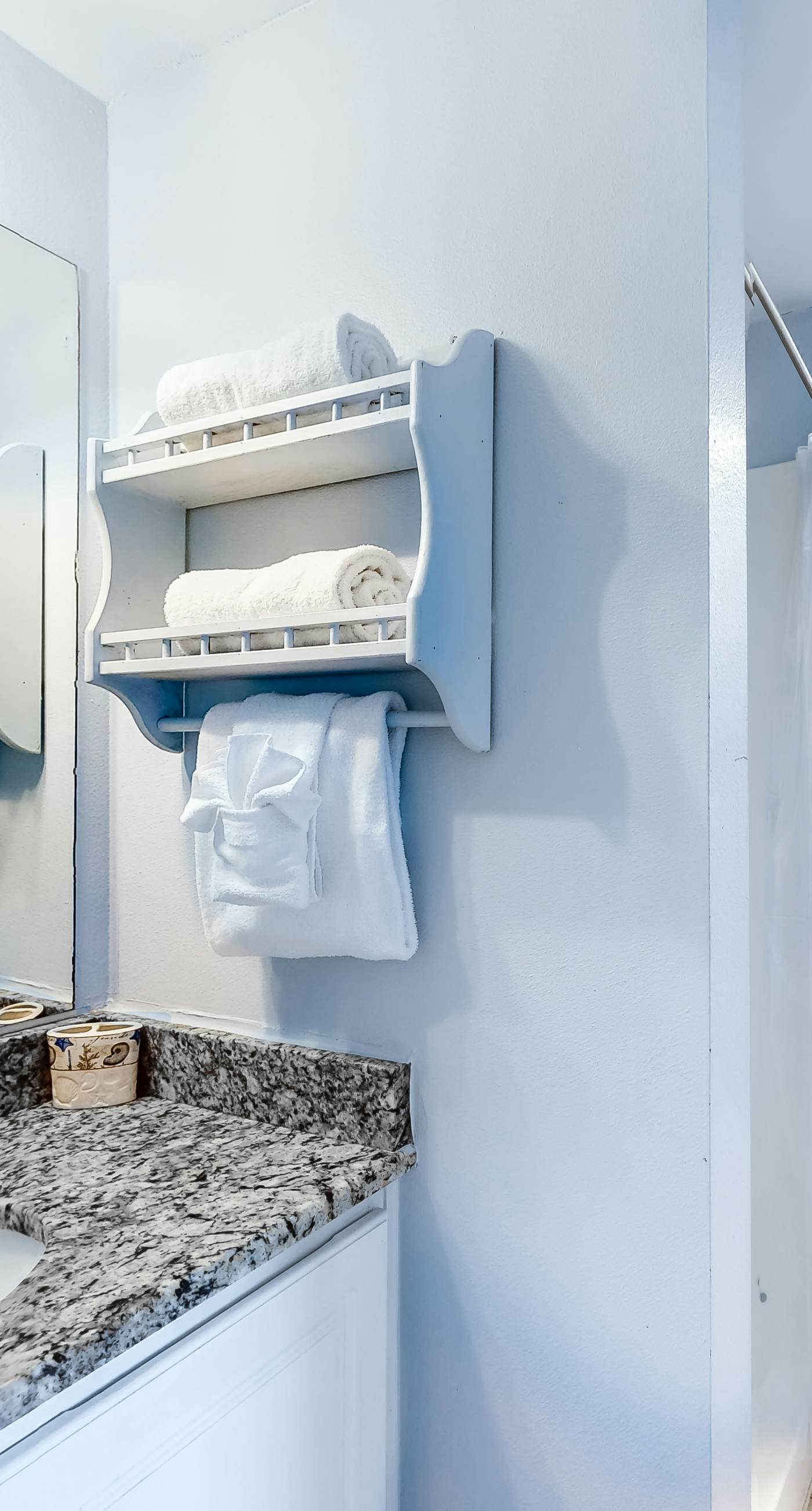 Amazing Condo in Gulf-Front Condo Featuring a Shared Pool, Free WiFi, Central AC