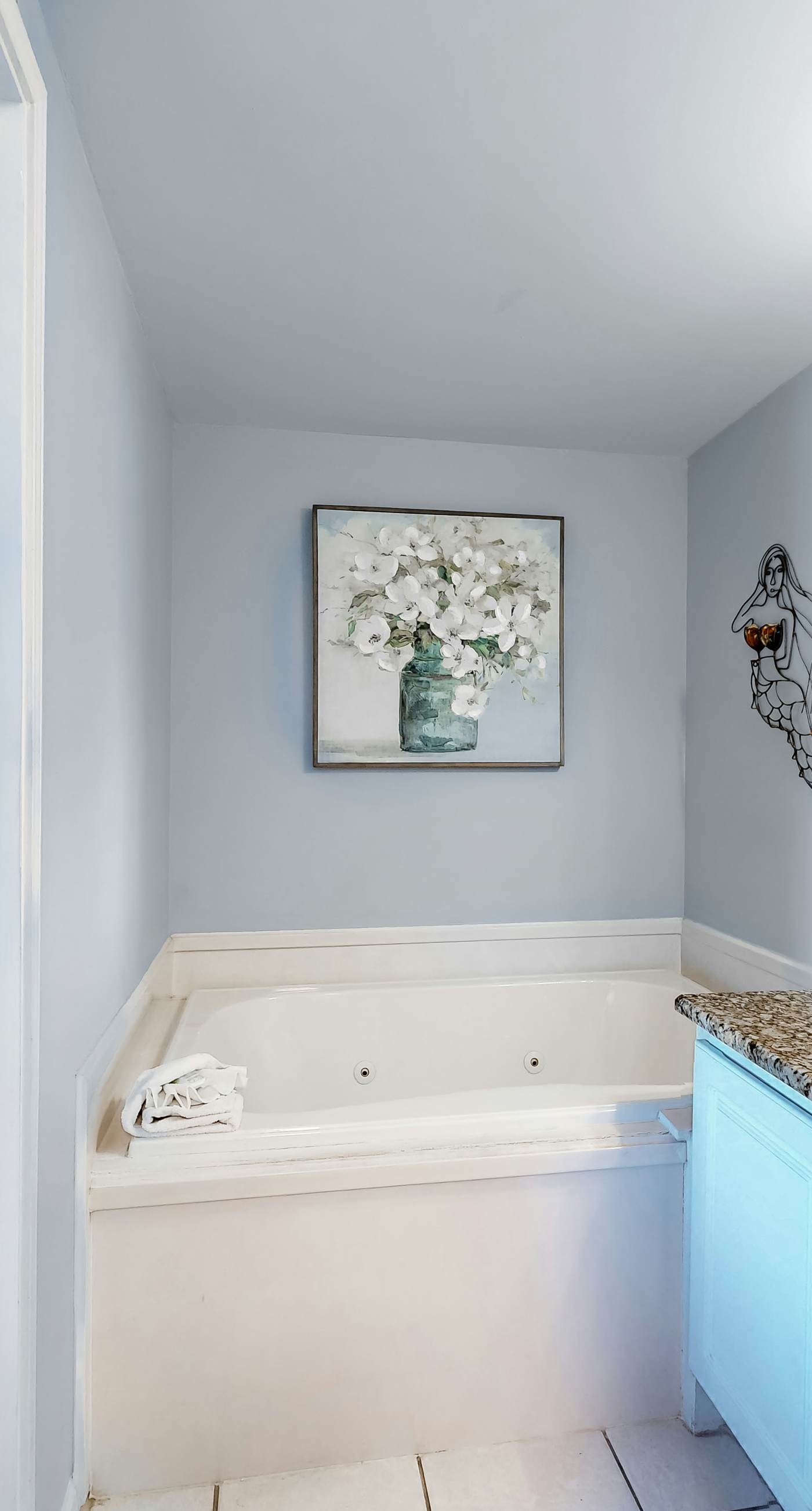 Amazing Condo in Gulf-Front Condo Featuring a Shared Pool, Free WiFi, Central AC