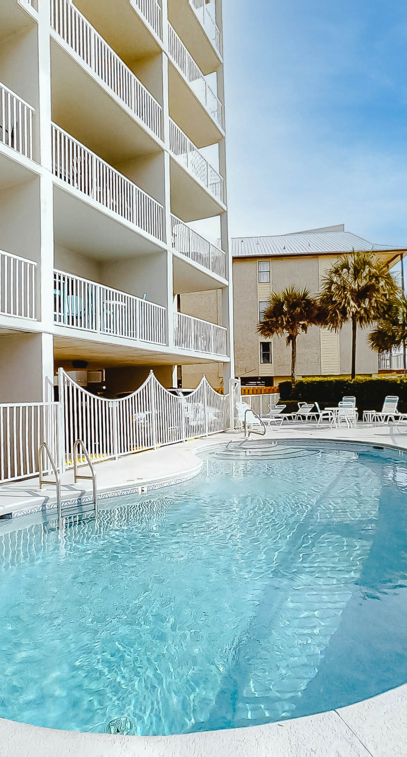 Amazing Condo in Gulf-Front Condo Featuring a Shared Pool, Free WiFi, Central AC