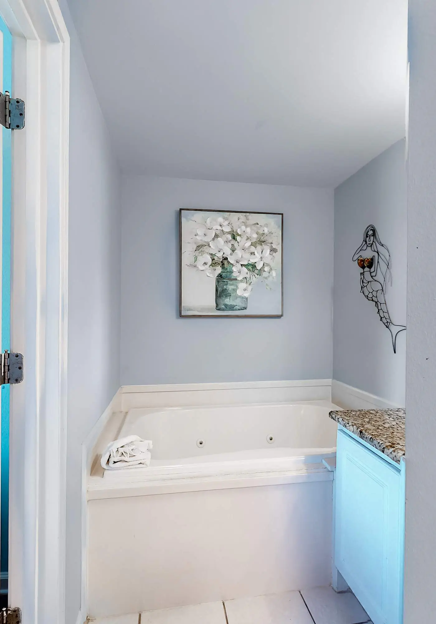 Amazing Condo in Gulf-Front Condo Featuring a Shared Pool, Free WiFi, Central AC