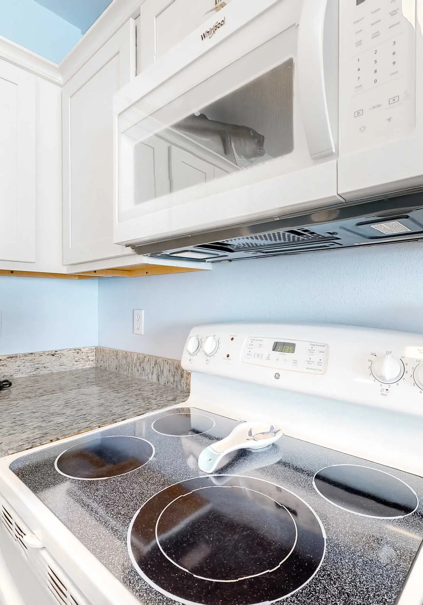 Amazing Condo in Gulf-Front Condo Featuring a Shared Pool, Free WiFi, Central AC