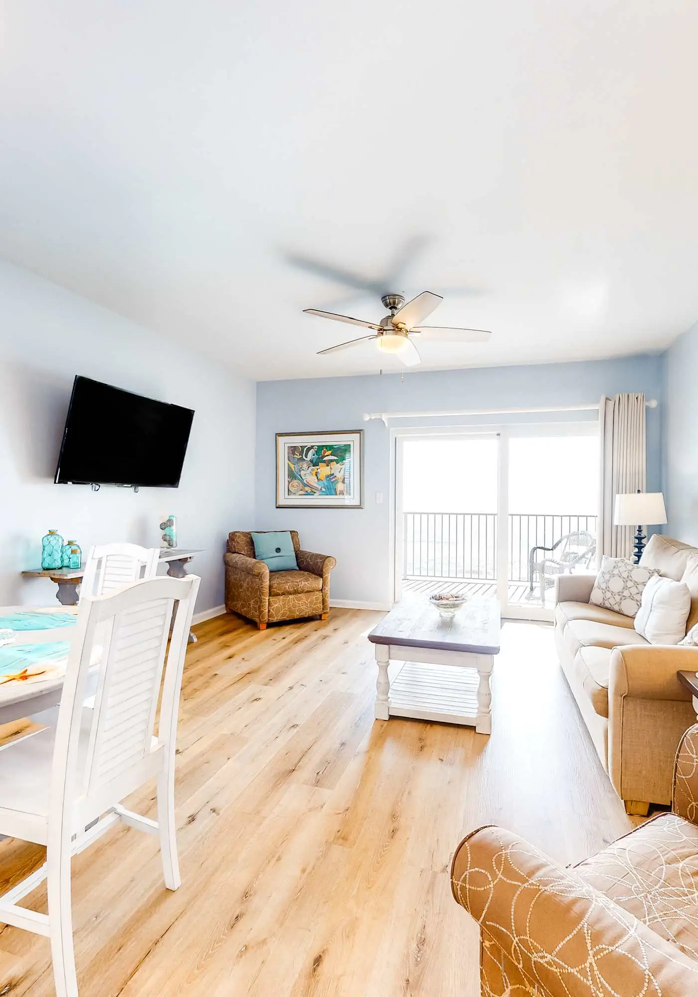 Amazing Condo in Gulf-Front Condo Featuring a Shared Pool, Free WiFi, Central AC
