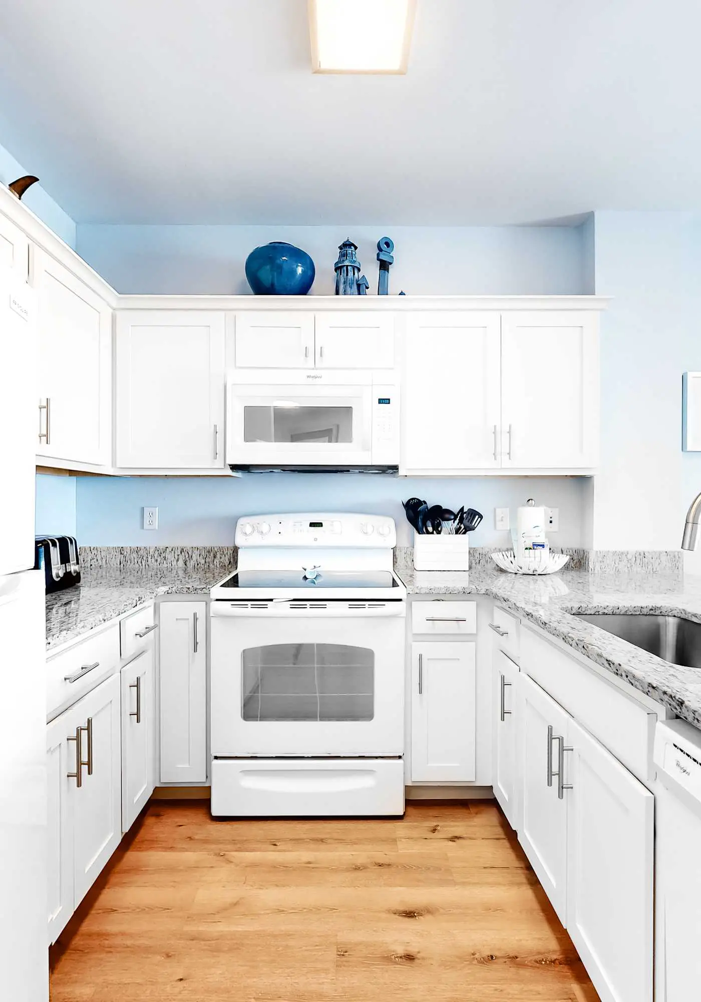 Amazing Condo in Gulf-Front Condo Featuring a Shared Pool, Free WiFi, Central AC