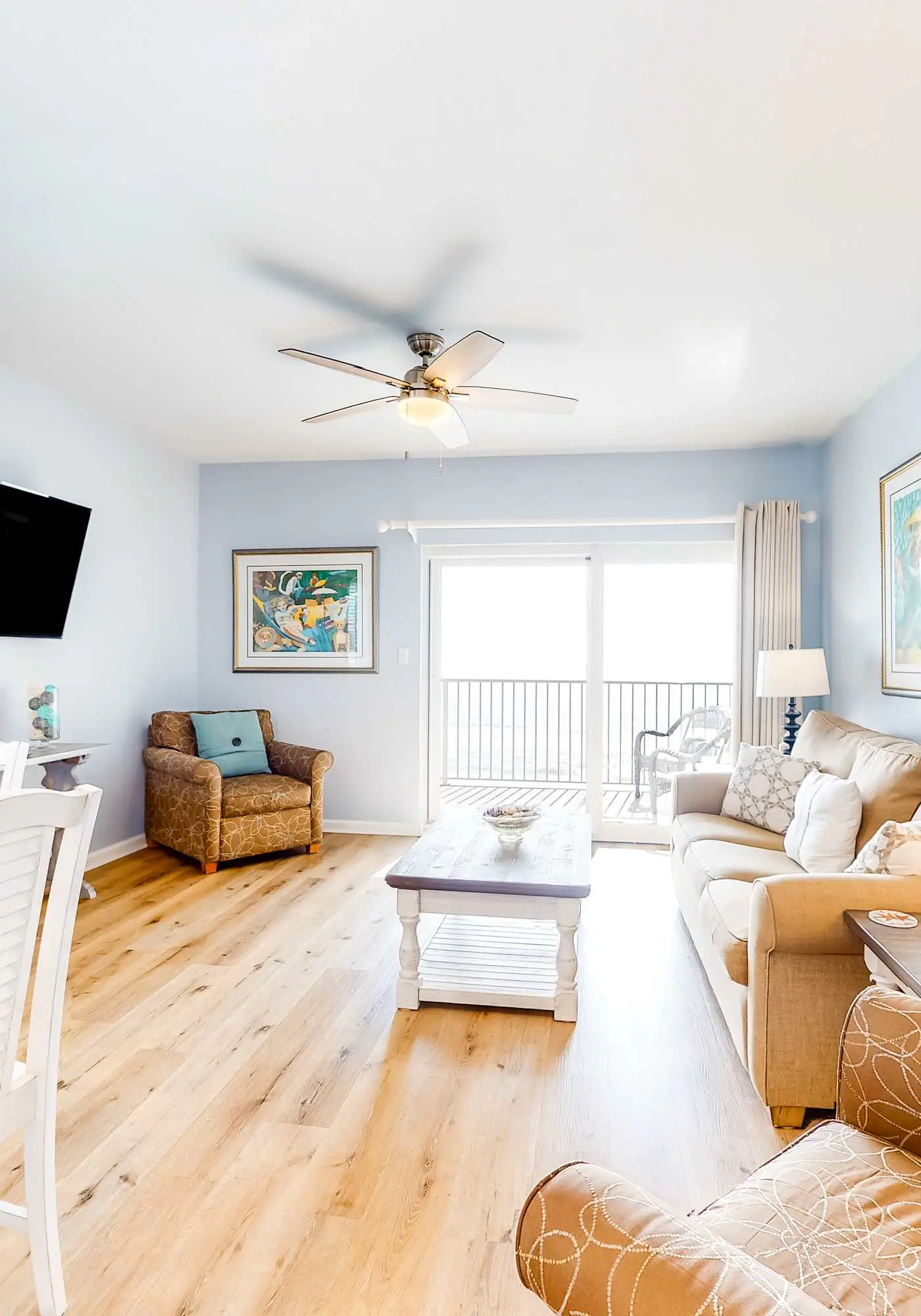 Amazing Condo in Gulf-Front Condo Featuring a Shared Pool, Free WiFi, Central AC