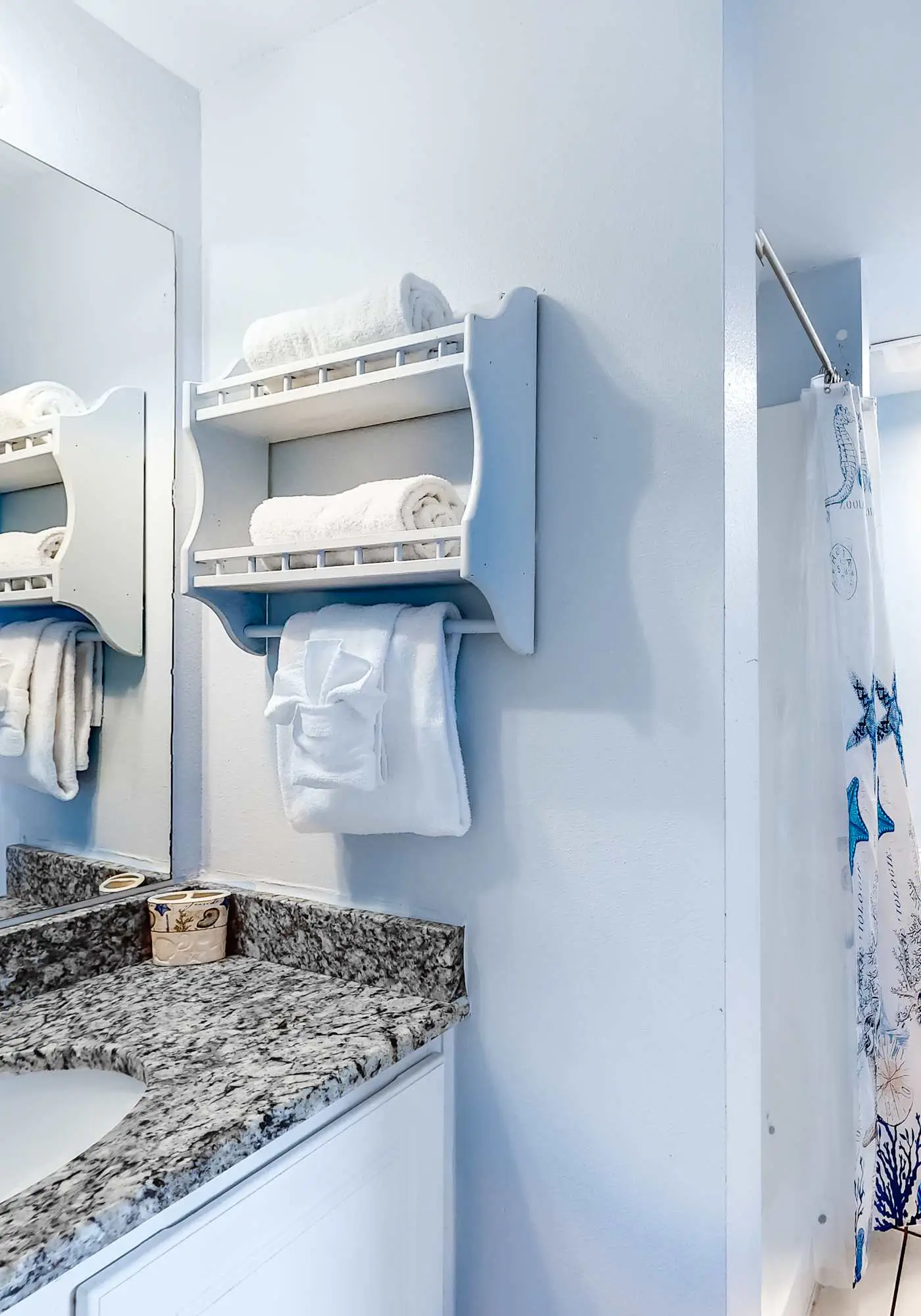 Amazing Condo in Gulf-Front Condo Featuring a Shared Pool, Free WiFi, Central AC