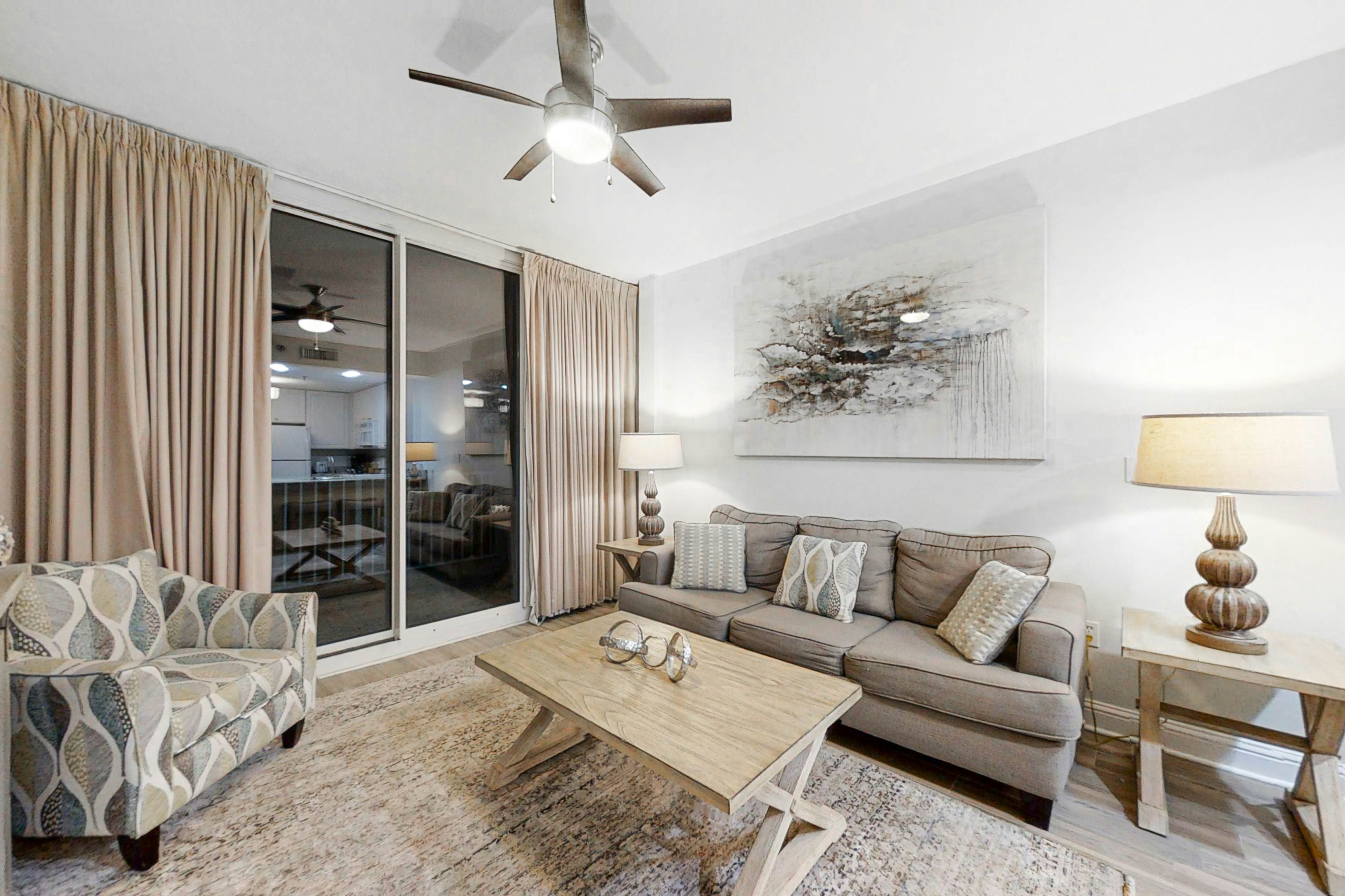 Gulf-Front Condo w/ Beach Access, WiFi, Balcony & Shared Pools/Hot Tubs/Gym