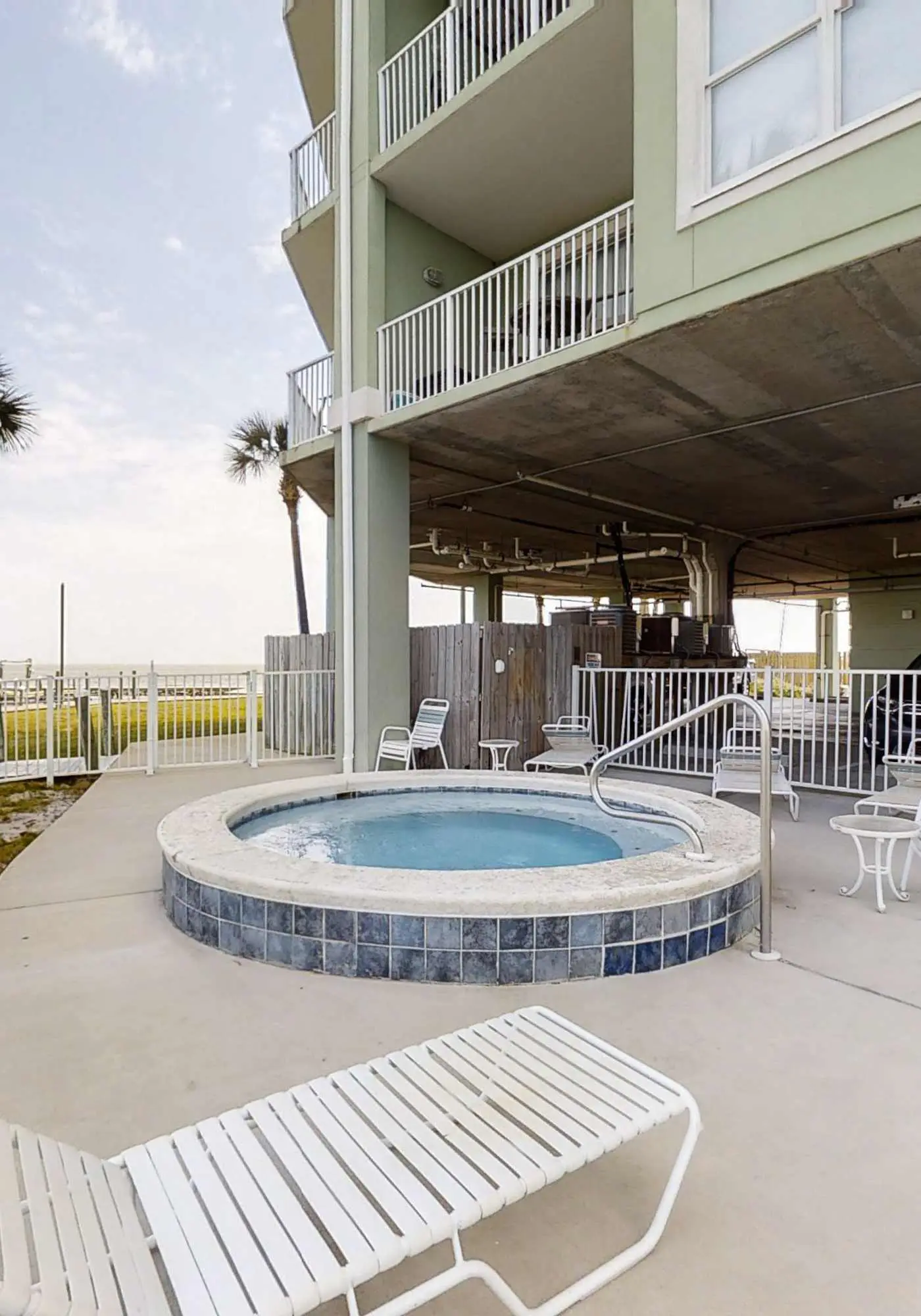Waterfront condo w balcony, boat slip, shared hot tubs, pools