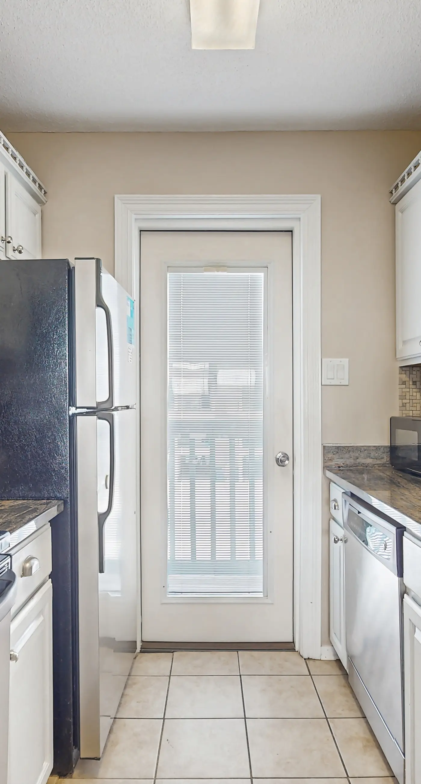 Lofty Condo in a Beachfront Complex w/ WiFi, AC, Balcony & Shared Outdoor Pool