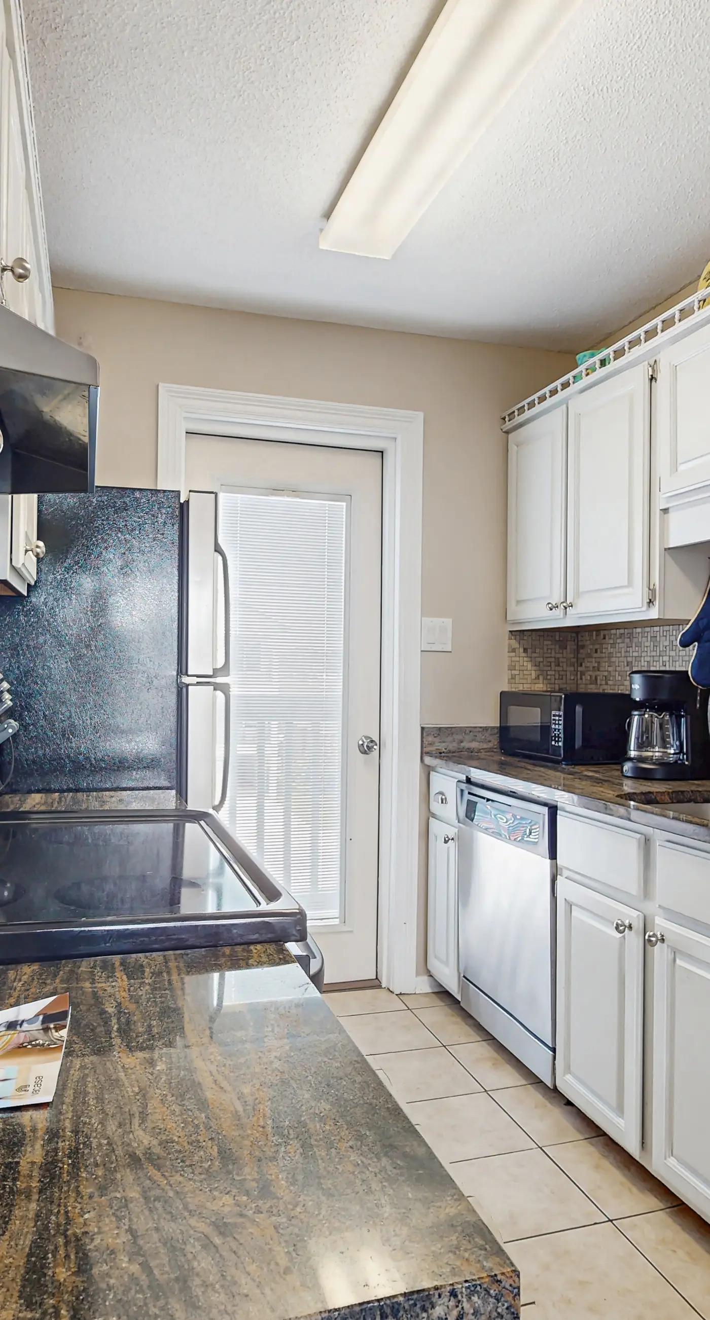 Lofty Condo in a Beachfront Complex w/ WiFi, AC, Balcony & Shared Outdoor Pool