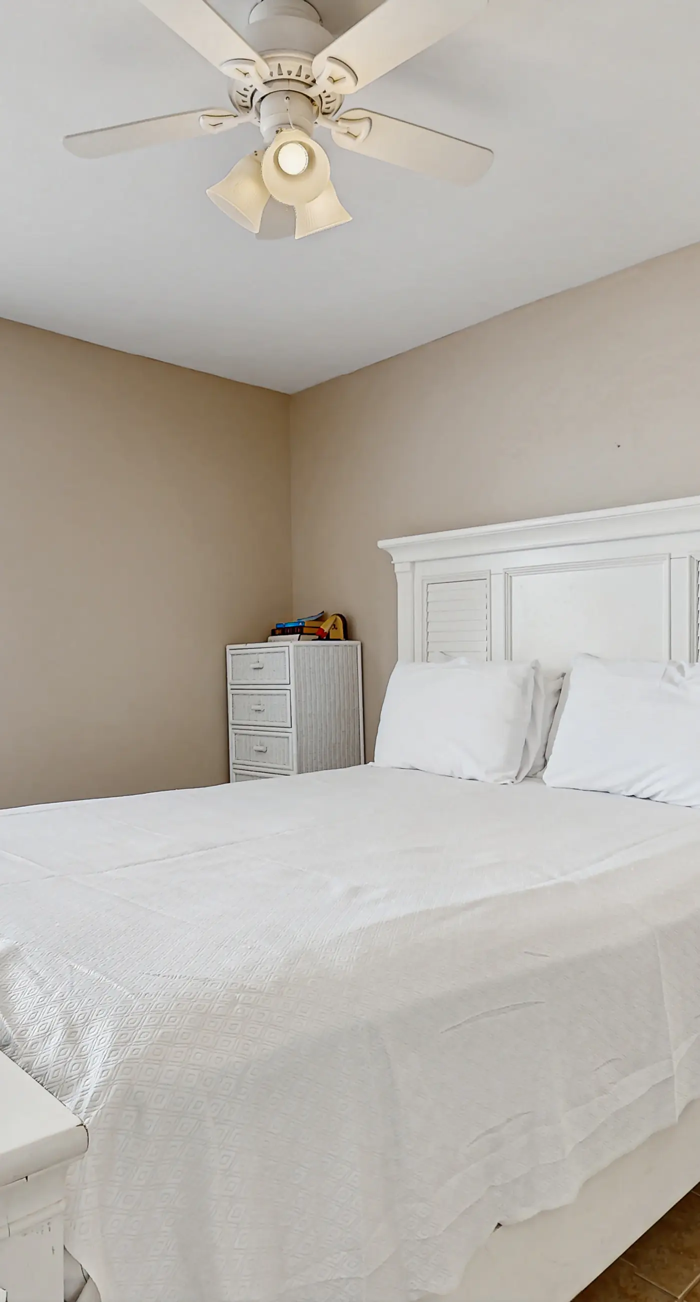 Lofty Condo in a Beachfront Complex w/ WiFi, AC, Balcony & Shared Outdoor Pool