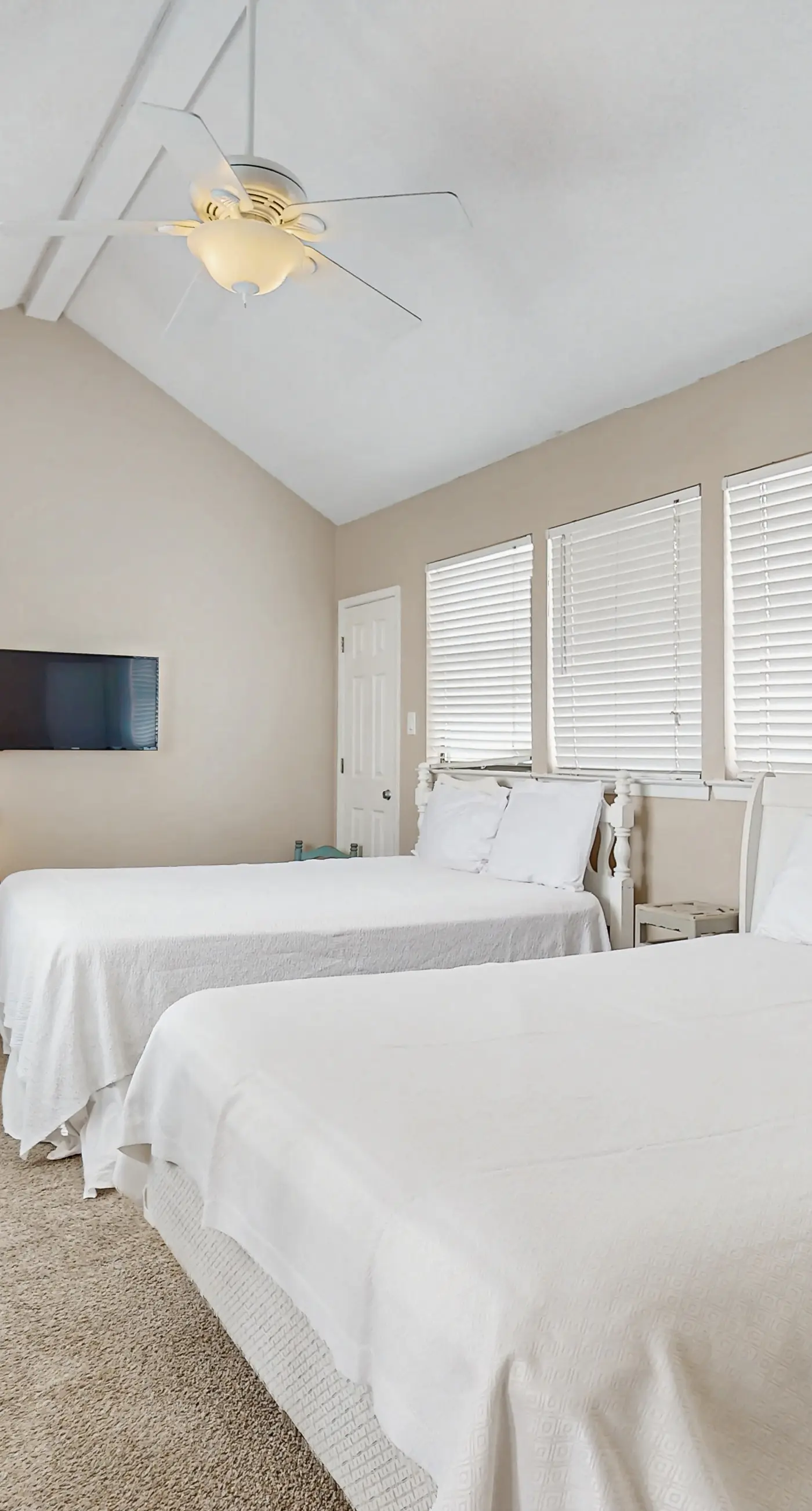 Lofty Condo in a Beachfront Complex w/ WiFi, AC, Balcony & Shared Outdoor Pool